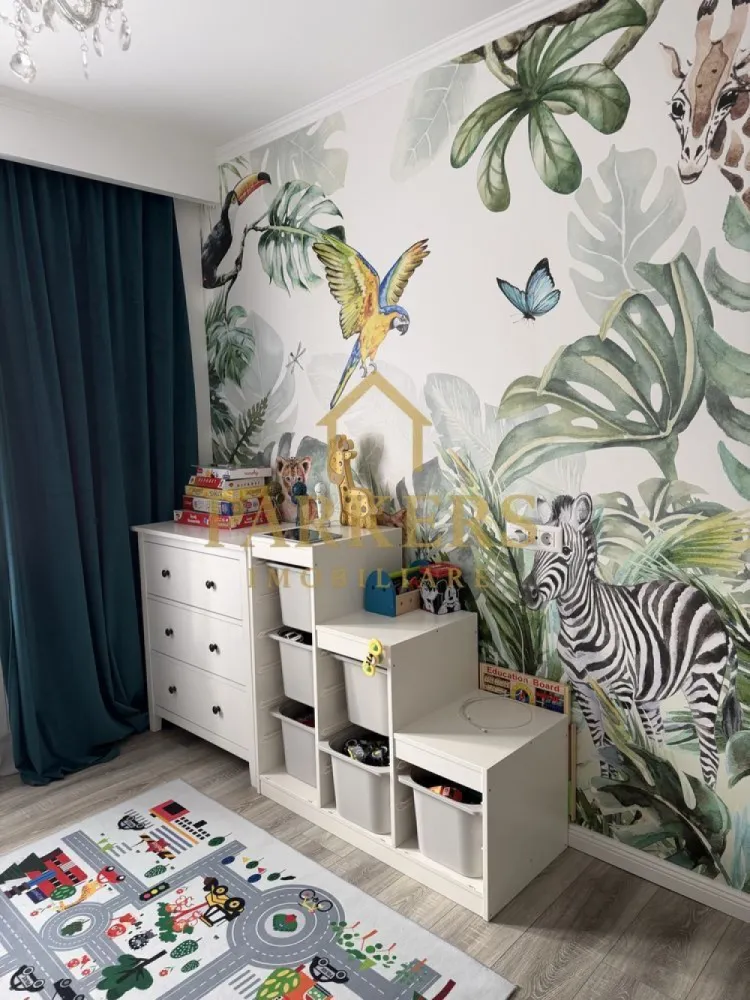 Apartament de vanzare 3 camere 65 mp utili in Cluj-Napoca - Parkers Imobiliare vă propune spre vânzare un apartament cu 3 camere, situat la parter, cu o suprafață utilă de 65 mp, ideal pentru locuință proprie sau investiție.
Apartamentul este decomandat, oferind un spațiu generos, bine organizat și luminos. Proprietatea beneficiază de finisaje de înaltă calitate, iar camerele sunt amenajate într-un stil modern și funcțional.
Locuința dispune de două băi complet utilate, una dintre acestea fiind dotată cu duș/cadă, toaletă și chiuvetă, oferind un plus de confort. Bucătăria este complet mobilată și utilată, fiind echipată cu electrocasnice moderne.

Compartimentare:
bucătărie
living / sufragerie
dormitor
dormitor secundar
hol
dressing
2 băi

 Localizare excelentă
Imobilul este amplasat într-o zonă foarte bine cotată, cu acces rapid către centre comerciale (Iulius Mall), instituții de învățământ și puncte de interes urban. Transportul public este ușor accesibil, iar în imediata apropiere se află parcuri și zone de recreere, ideale pentru familii sau pentru un stil de viață activ.

 Beneficii suplimentare:
spațiu de depozitare de 2 mp
pivniță de 8 mp, ideală pentru depozitare

 Vă invităm la vizionare pentru a descoperi toate avantajele acestei proprietăți.
Contactați Parkers Imobiliare pentru detalii suplimentare și programarea unei vizionări!