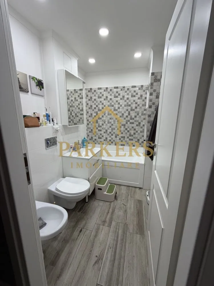 Apartament de vanzare 3 camere 65 mp utili in Cluj-Napoca - Parkers Imobiliare vă propune spre vânzare un apartament cu 3 camere, situat la parter, cu o suprafață utilă de 65 mp, ideal pentru locuință proprie sau investiție.
Apartamentul este decomandat, oferind un spațiu generos, bine organizat și luminos. Proprietatea beneficiază de finisaje de înaltă calitate, iar camerele sunt amenajate într-un stil modern și funcțional.
Locuința dispune de două băi complet utilate, una dintre acestea fiind dotată cu duș/cadă, toaletă și chiuvetă, oferind un plus de confort. Bucătăria este complet mobilată și utilată, fiind echipată cu electrocasnice moderne.

Compartimentare:
bucătărie
living / sufragerie
dormitor
dormitor secundar
hol
dressing
2 băi

 Localizare excelentă
Imobilul este amplasat într-o zonă foarte bine cotată, cu acces rapid către centre comerciale (Iulius Mall), instituții de învățământ și puncte de interes urban. Transportul public este ușor accesibil, iar în imediata apropiere se află parcuri și zone de recreere, ideale pentru familii sau pentru un stil de viață activ.

 Beneficii suplimentare:
spațiu de depozitare de 2 mp
pivniță de 8 mp, ideală pentru depozitare

 Vă invităm la vizionare pentru a descoperi toate avantajele acestei proprietăți.
Contactați Parkers Imobiliare pentru detalii suplimentare și programarea unei vizionări!