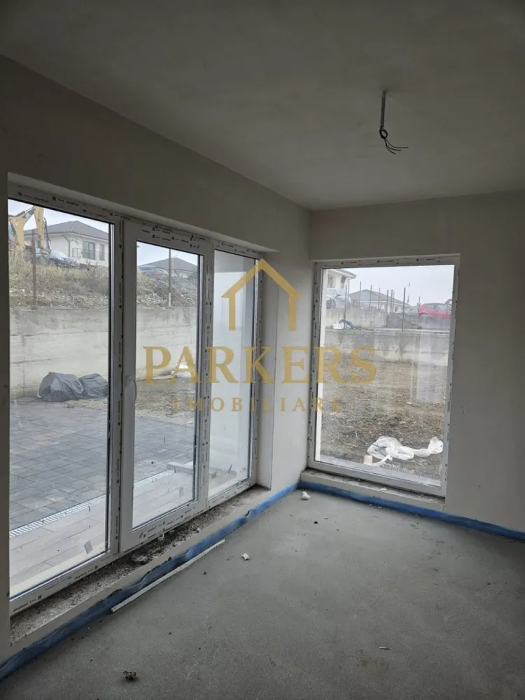 Vând Casa tip Duplex - !!️Ultimele 2 unitati!!!
Duplex 4 camere de vanzare
#gaz #apa #curent #canalizare
#incalzirepardoseala P+E
#2parcari
 CHINTENI, la 8 km de Auchan Iris 
Teren 332mp 119 mp utili ,curte 240 mp
P+E
-parter:living+zona de dining, bucatarie separata+camara(cu geam), spatiu depozitare, baie(cu geam), casa scarii, terasa
 -etaj: dormitor matrimonial cu baie proprie(cu geam), dormitor cu dressing generos, dormitor, baie si balcon
Exterior finisat.curte pavata. Parcare proprie.

Pt informatii suplimentare puteti sa ma contactati la telefon sau pe whatsapp la nr 07******33