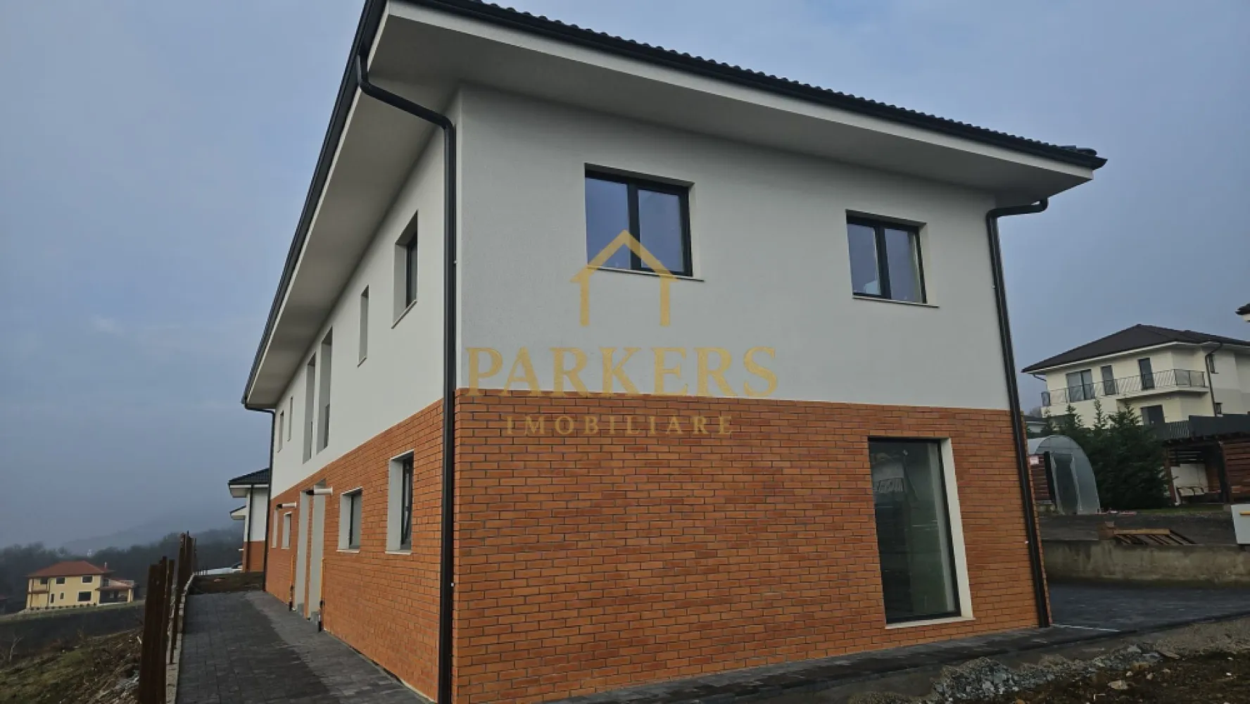Vând Casa tip Duplex - !!️Ultimele 2 unitati!!!
Duplex 4 camere de vanzare
#gaz #apa #curent #canalizare
#incalzirepardoseala P+E
#2parcari
 CHINTENI, la 8 km de Auchan Iris 
Teren 332mp 119 mp utili ,curte 240 mp
P+E
-parter:living+zona de dining, bucatarie separata+camara(cu geam), spatiu depozitare, baie(cu geam), casa scarii, terasa
 -etaj: dormitor matrimonial cu baie proprie(cu geam), dormitor cu dressing generos, dormitor, baie si balcon
Exterior finisat.curte pavata. Parcare proprie.

Pt informatii suplimentare puteti sa ma contactati la telefon sau pe whatsapp la nr 07******33