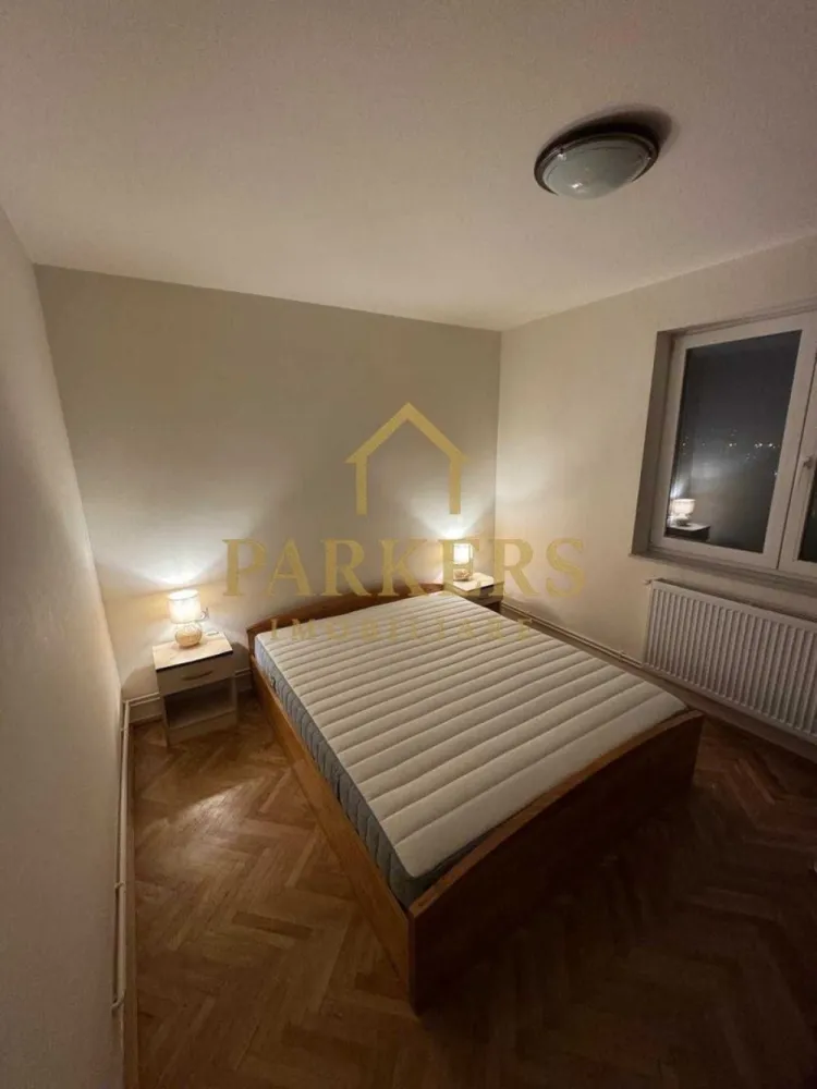 Inchiriez 3 camere decomandate,GRUIA ,langa stadion CFR, cu parcare - Inchiriez 3 camere decomandate ,prosapat renovat,mobilier nou,tamplarie termopan cu sticla tripan,aer conditionat ,balcon deschis,cheltuieli de intretinere modeste,Bucatarie dotata cu plita gaz,cuptor electric,masina splat vase,masina spalat rufe,hota.