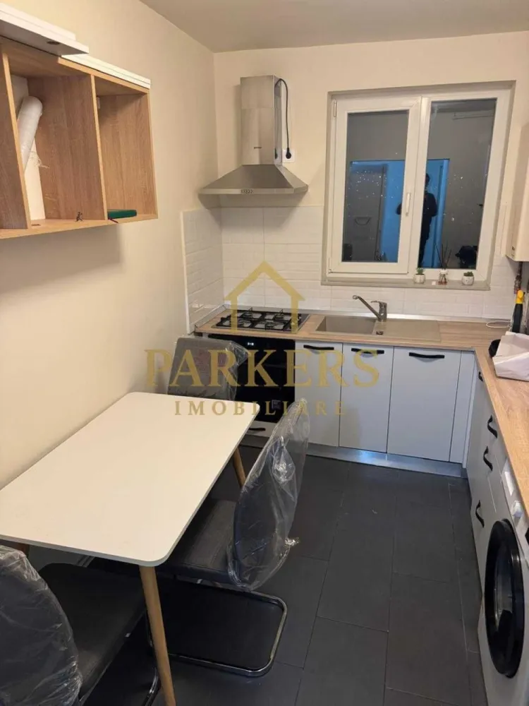 Inchiriez 3 camere decomandate,GRUIA ,langa stadion CFR, cu parcare - Inchiriez 3 camere decomandate ,prosapat renovat,mobilier nou,tamplarie termopan cu sticla tripan,aer conditionat ,balcon deschis,cheltuieli de intretinere modeste,Bucatarie dotata cu plita gaz,cuptor electric,masina splat vase,masina spalat rufe,hota.