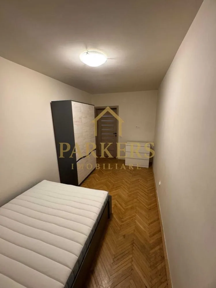 Inchiriez 3 camere decomandate,GRUIA ,langa stadion CFR, cu parcare - Inchiriez 3 camere decomandate ,prosapat renovat,mobilier nou,tamplarie termopan cu sticla tripan,aer conditionat ,balcon deschis,cheltuieli de intretinere modeste,Bucatarie dotata cu plita gaz,cuptor electric,masina splat vase,masina spalat rufe,hota.
