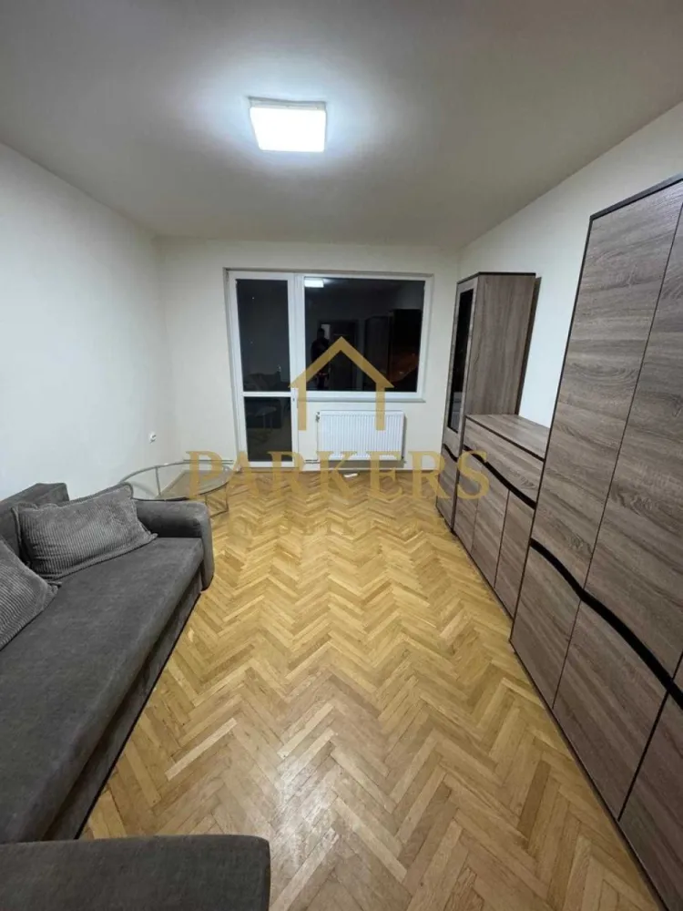 Inchiriez 3 camere decomandate,GRUIA ,langa stadion CFR, cu parcare - Inchiriez 3 camere decomandate ,prosapat renovat,mobilier nou,tamplarie termopan cu sticla tripan,aer conditionat ,balcon deschis,cheltuieli de intretinere modeste,Bucatarie dotata cu plita gaz,cuptor electric,masina splat vase,masina spalat rufe,hota.