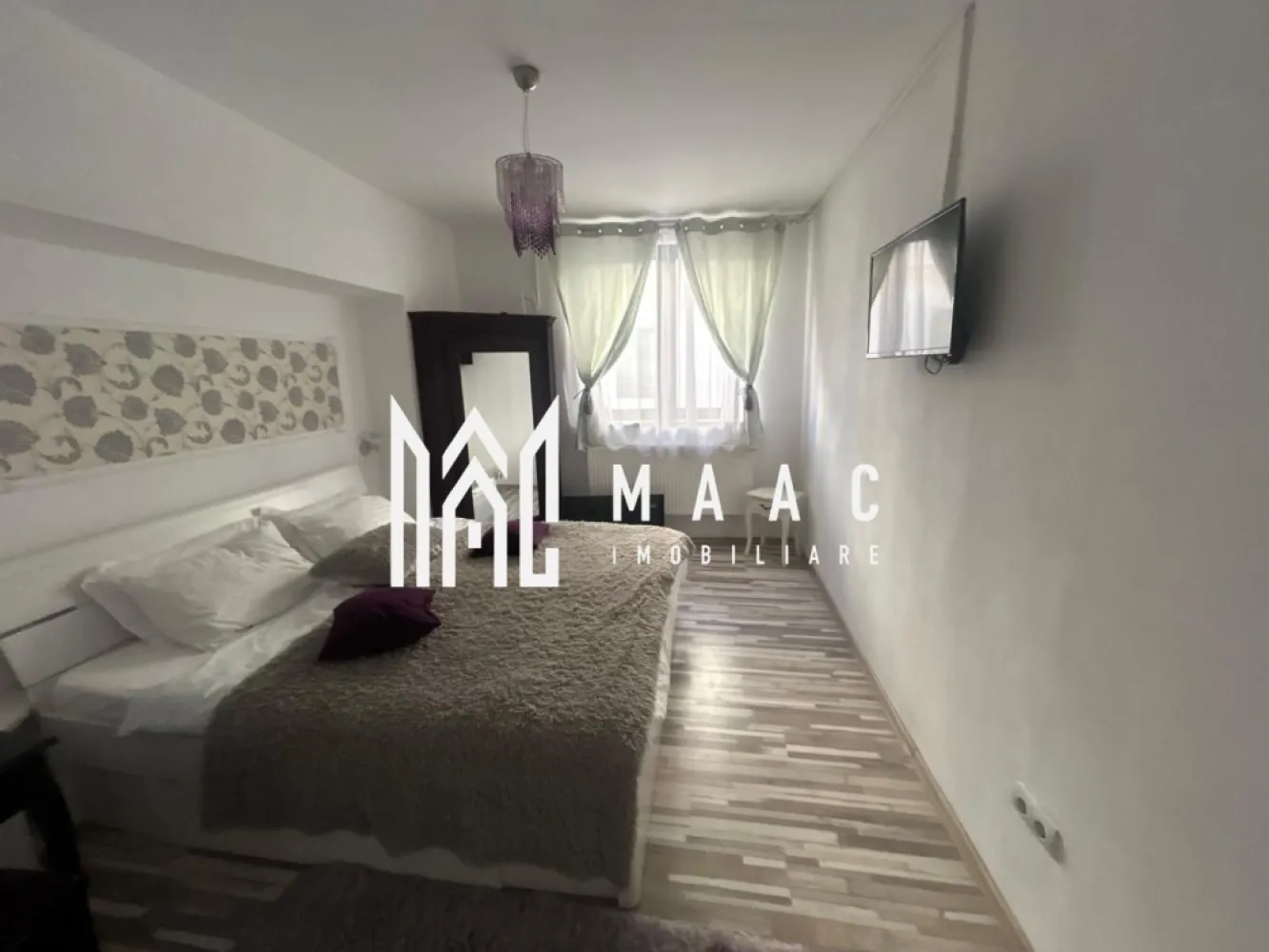Apartament 2 Camere I 60 MPU I Pivnita I Pod I Central - MAAC Imobiliare va propune spre vanzare o proprietate mixtă, situată într-o zonă centrală a Sibiului, pe Strada Nouă – o oportunitate excelentă atât pentru investiție, cât și pentru locuit sau desfășurarea unei activități comerciale.

Proprietatea este compusă din două spații distincte, fiecare cu acces separat, contorizare individuală și anexe proprii. Garsonieră cu acces din curte privată. Intrarea se face printr-o curte privată, oferind intimitate și liniște, chiar în centrul orașului.

Compartimentare:
Cameră luminoasă
Bucătărie separată
Hol generos
Baie

Al doilea spațiu – Ideal pentru activitate comercială sau locuință

Al doilea imobil beneficiază de intrare directă din stradă, ceea ce îl face perfect pentru:
Spațiu comercial (birou, salon, cabinet, magazin etc.)
Garsonieră pentru locuit
Compartimentare:
Cameră spațioasă
Baie proprie

Anexe și dotări:

Pivniță pentru fiecare spațiu
Pod pentru depozitare
Contor de curent separat pentru fiecare proprietate
Instalație electrică schimbată recent
Centrală termică proprie
Renovate recent cu materiale de calitate
 Imobile foarte bine întreținute

Potențial investițional ridicat
Fiind situate în zona centrală a Sibiului, ambele proprietăți oferă:
Potențial excelent pentru închiriere pe termen lung
Posibilitate de exploatare în regim hotelier
Versatilitate în utilizare (locuință + business)

O proprietate rară prin poziționare și flexibilitate – ideală pentru cei care doresc să îmbine confortul locuirii cu oportunitatea unei afaceri sau a unei investiții sigure.

Pentru mai multe detalii si programarea unei vizionari va rugam sa specificati ID: CP2939443.