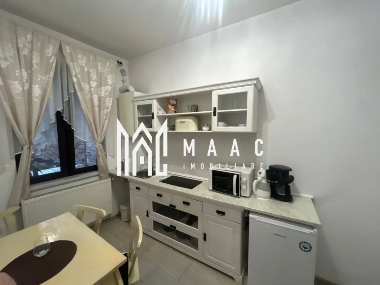 Apartament 2 Camere I 60 MPU I Pivnita I Pod I Central - MAAC Imobiliare va propune spre vanzare o proprietate mixtă, situată într-o zonă centrală a Sibiului, pe Strada Nouă – o oportunitate excelentă atât pentru investiție, cât și pentru locuit sau desfășurarea unei activități comerciale.

Proprietatea este compusă din două spații distincte, fiecare cu acces separat, contorizare individuală și anexe proprii. Garsonieră cu acces din curte privată. Intrarea se face printr-o curte privată, oferind intimitate și liniște, chiar în centrul orașului.

Compartimentare:
Cameră luminoasă
Bucătărie separată
Hol generos
Baie

Al doilea spațiu – Ideal pentru activitate comercială sau locuință

Al doilea imobil beneficiază de intrare directă din stradă, ceea ce îl face perfect pentru:
Spațiu comercial (birou, salon, cabinet, magazin etc.)
Garsonieră pentru locuit
Compartimentare:
Cameră spațioasă
Baie proprie

Anexe și dotări:

Pivniță pentru fiecare spațiu
Pod pentru depozitare
Contor de curent separat pentru fiecare proprietate
Instalație electrică schimbată recent
Centrală termică proprie
Renovate recent cu materiale de calitate
 Imobile foarte bine întreținute

Potențial investițional ridicat
Fiind situate în zona centrală a Sibiului, ambele proprietăți oferă:
Potențial excelent pentru închiriere pe termen lung
Posibilitate de exploatare în regim hotelier
Versatilitate în utilizare (locuință + business)

O proprietate rară prin poziționare și flexibilitate – ideală pentru cei care doresc să îmbine confortul locuirii cu oportunitatea unei afaceri sau a unei investiții sigure.

Pentru mai multe detalii si programarea unei vizionari va rugam sa specificati ID: CP2939443.