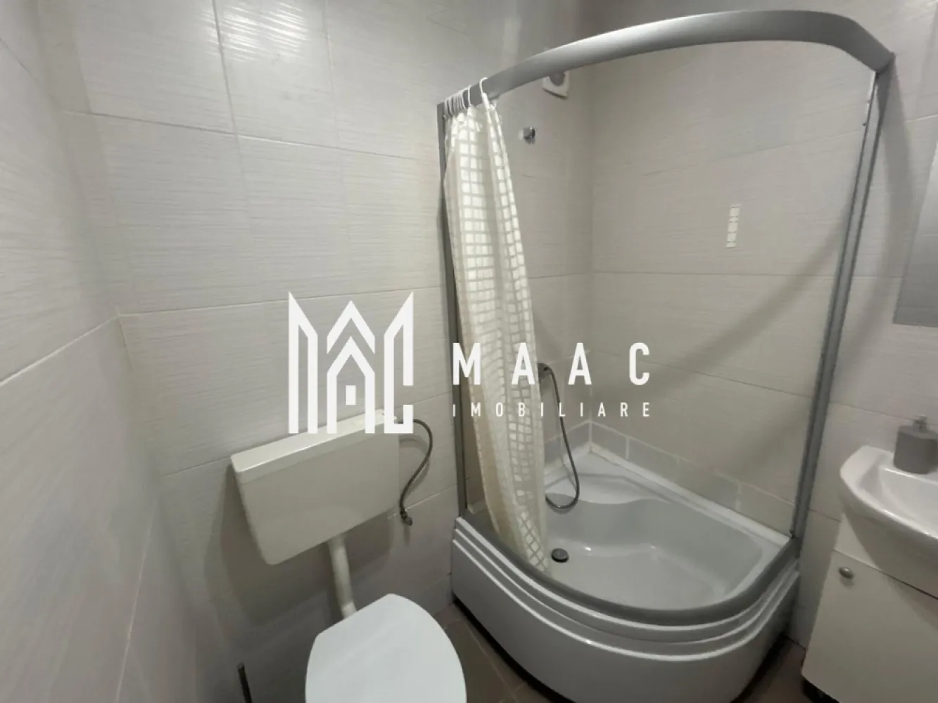 Apartament 2 Camere I 60 MPU I Pivnita I Pod I Central - MAAC Imobiliare va propune spre vanzare o proprietate mixtă, situată într-o zonă centrală a Sibiului, pe Strada Nouă – o oportunitate excelentă atât pentru investiție, cât și pentru locuit sau desfășurarea unei activități comerciale.

Proprietatea este compusă din două spații distincte, fiecare cu acces separat, contorizare individuală și anexe proprii. Garsonieră cu acces din curte privată. Intrarea se face printr-o curte privată, oferind intimitate și liniște, chiar în centrul orașului.

Compartimentare:
Cameră luminoasă
Bucătărie separată
Hol generos
Baie

Al doilea spațiu – Ideal pentru activitate comercială sau locuință

Al doilea imobil beneficiază de intrare directă din stradă, ceea ce îl face perfect pentru:
Spațiu comercial (birou, salon, cabinet, magazin etc.)
Garsonieră pentru locuit
Compartimentare:
Cameră spațioasă
Baie proprie

Anexe și dotări:

Pivniță pentru fiecare spațiu
Pod pentru depozitare
Contor de curent separat pentru fiecare proprietate
Instalație electrică schimbată recent
Centrală termică proprie
Renovate recent cu materiale de calitate
 Imobile foarte bine întreținute

Potențial investițional ridicat
Fiind situate în zona centrală a Sibiului, ambele proprietăți oferă:
Potențial excelent pentru închiriere pe termen lung
Posibilitate de exploatare în regim hotelier
Versatilitate în utilizare (locuință + business)

O proprietate rară prin poziționare și flexibilitate – ideală pentru cei care doresc să îmbine confortul locuirii cu oportunitatea unei afaceri sau a unei investiții sigure.

Pentru mai multe detalii si programarea unei vizionari va rugam sa specificati ID: CP2939443.