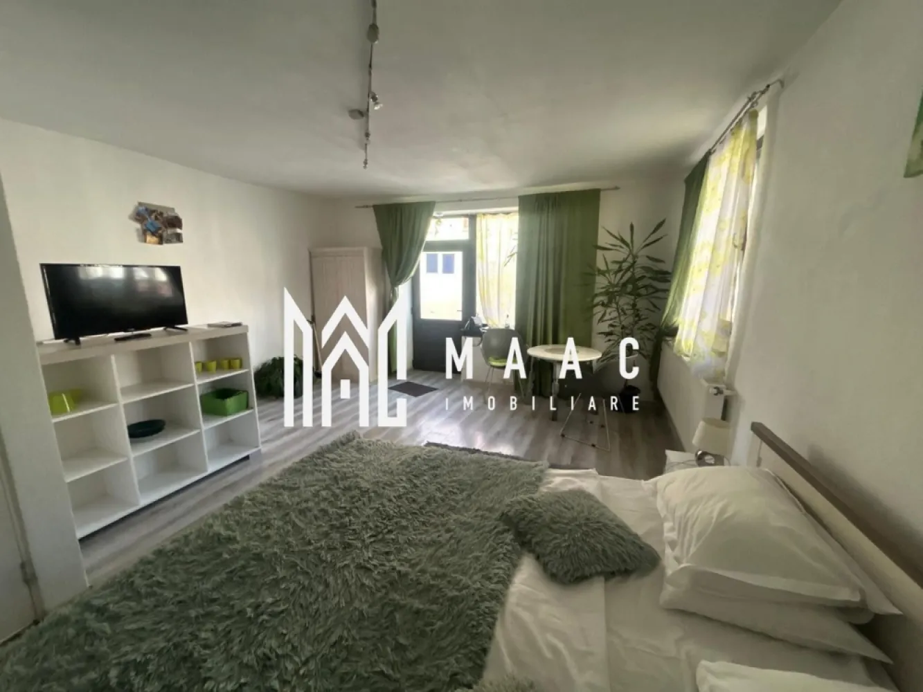 Apartament 2 Camere I 60 MPU I Pivnita I Pod I Central - MAAC Imobiliare va propune spre vanzare o proprietate mixtă, situată într-o zonă centrală a Sibiului, pe Strada Nouă – o oportunitate excelentă atât pentru investiție, cât și pentru locuit sau desfășurarea unei activități comerciale.

Proprietatea este compusă din două spații distincte, fiecare cu acces separat, contorizare individuală și anexe proprii. Garsonieră cu acces din curte privată. Intrarea se face printr-o curte privată, oferind intimitate și liniște, chiar în centrul orașului.

Compartimentare:
Cameră luminoasă
Bucătărie separată
Hol generos
Baie

Al doilea spațiu – Ideal pentru activitate comercială sau locuință

Al doilea imobil beneficiază de intrare directă din stradă, ceea ce îl face perfect pentru:
Spațiu comercial (birou, salon, cabinet, magazin etc.)
Garsonieră pentru locuit
Compartimentare:
Cameră spațioasă
Baie proprie

Anexe și dotări:

Pivniță pentru fiecare spațiu
Pod pentru depozitare
Contor de curent separat pentru fiecare proprietate
Instalație electrică schimbată recent
Centrală termică proprie
Renovate recent cu materiale de calitate
 Imobile foarte bine întreținute

Potențial investițional ridicat
Fiind situate în zona centrală a Sibiului, ambele proprietăți oferă:
Potențial excelent pentru închiriere pe termen lung
Posibilitate de exploatare în regim hotelier
Versatilitate în utilizare (locuință + business)

O proprietate rară prin poziționare și flexibilitate – ideală pentru cei care doresc să îmbine confortul locuirii cu oportunitatea unei afaceri sau a unei investiții sigure.

Pentru mai multe detalii si programarea unei vizionari va rugam sa specificati ID: CP2939443.