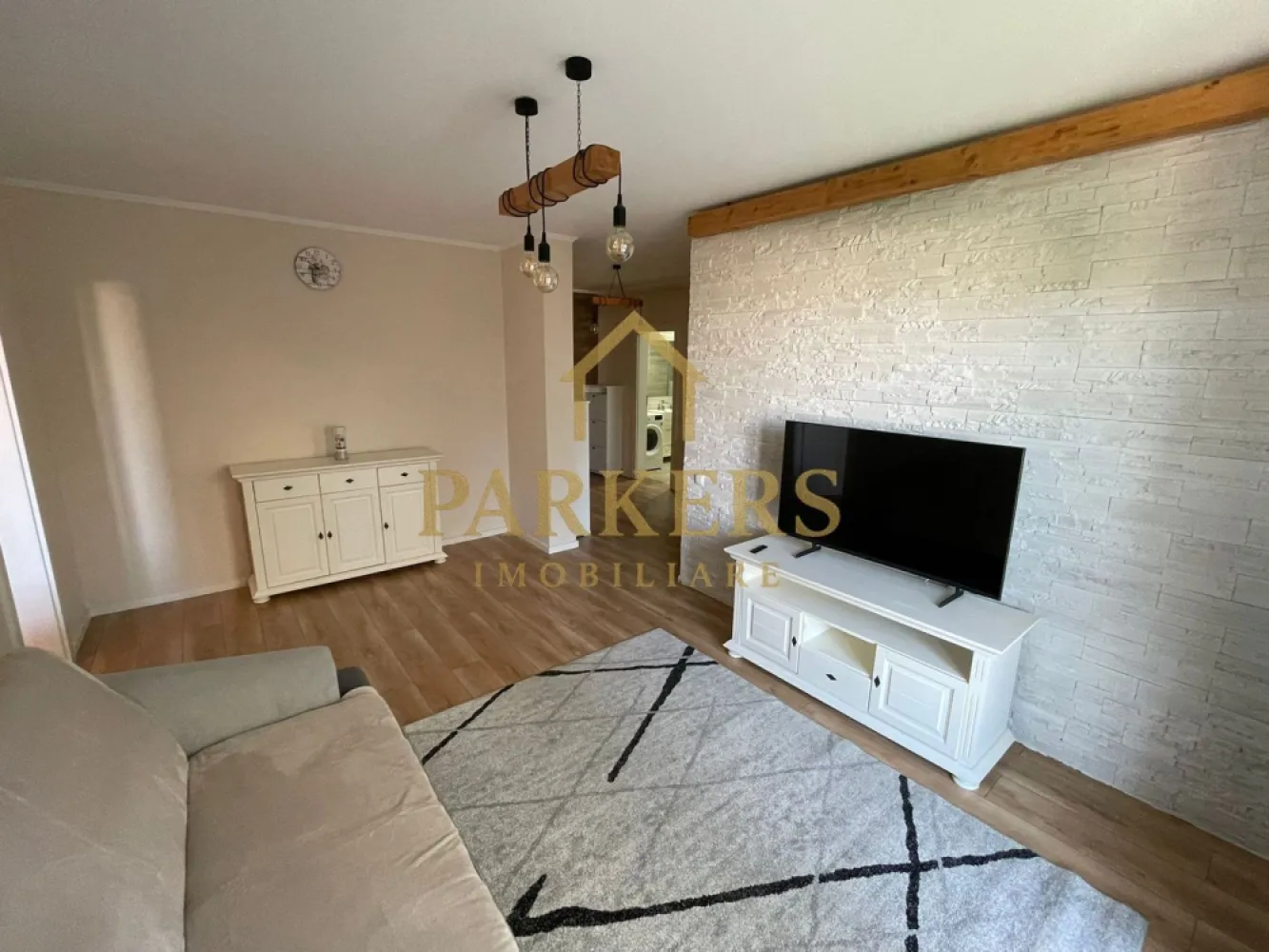 Apartament modern 2 camere Floresti etaj intermediar parcare subterana - PARKERS IMOBILIARE vă propune spre închiriere un apartament modern cu 2 camere, situat într-o zonă liniștită și aerisită, pe strada Abatorului, cu acces rapid către puncte de interes și spații verzi.
În imediata apropiere se regăsesc mijloace de transport în comun, supermarketuri, loc de joacă pentru copii, Parcul Poligon, precum și numeroase zone verzi, ideale pentru relaxare.
Apartamentul este amplasat la etajul 2 al unui imobil P+3E, construit în 2019, dotat cu lift. Are o suprafață utilă de 56 mp și este compartimentat eficient, după cum urmează:

-hol generos,
-dressing,
-bucătărie închisă,
-living luminos,
-dormitor,
-baie spațioasă,
-balcon de 4 mp.

Locuința se închiriază complet mobilată și utilată, fiind gata de mutare imediată.

 Beneficii suplimentare:

loc de parcare suprateran inclus în preț

pet-friendly

imobil modern, cu vecini civilizați

 Pentru mai multe informații sau pentru programarea unei vizionări, nu ezitați să ne contactați.
PARKERS IMOBILIARE – Profesionalism și eficiență în fiecare tranzacție.