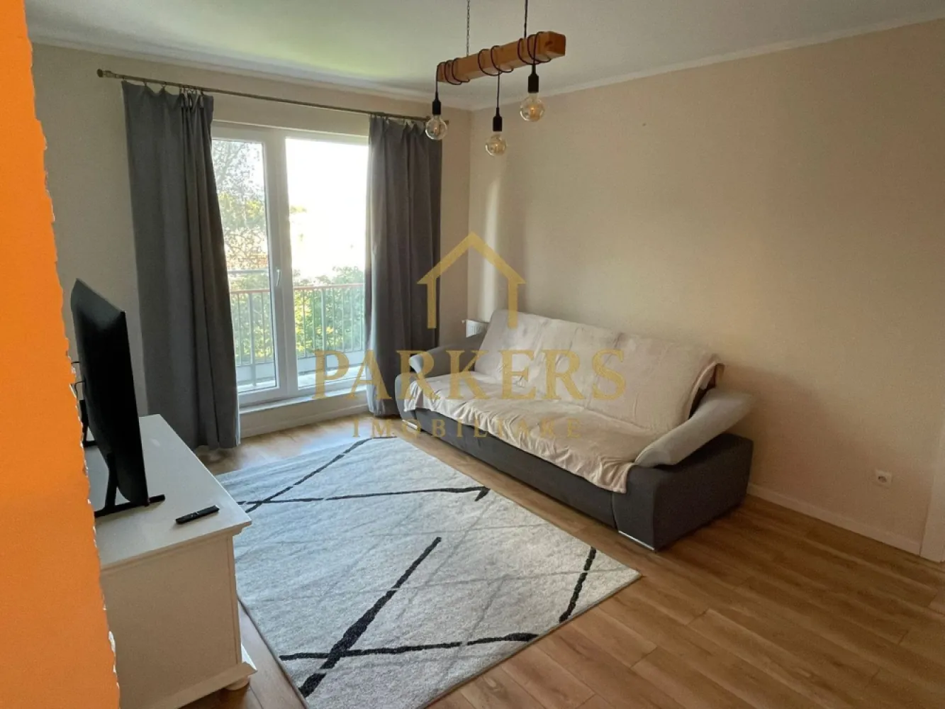 Apartament modern 2 camere Floresti etaj intermediar parcare subterana - PARKERS IMOBILIARE vă propune spre închiriere un apartament modern cu 2 camere, situat într-o zonă liniștită și aerisită, pe strada Abatorului, cu acces rapid către puncte de interes și spații verzi.
În imediata apropiere se regăsesc mijloace de transport în comun, supermarketuri, loc de joacă pentru copii, Parcul Poligon, precum și numeroase zone verzi, ideale pentru relaxare.
Apartamentul este amplasat la etajul 2 al unui imobil P+3E, construit în 2019, dotat cu lift. Are o suprafață utilă de 56 mp și este compartimentat eficient, după cum urmează:

-hol generos,
-dressing,
-bucătărie închisă,
-living luminos,
-dormitor,
-baie spațioasă,
-balcon de 4 mp.

Locuința se închiriază complet mobilată și utilată, fiind gata de mutare imediată.

 Beneficii suplimentare:

loc de parcare suprateran inclus în preț

pet-friendly

imobil modern, cu vecini civilizați

 Pentru mai multe informații sau pentru programarea unei vizionări, nu ezitați să ne contactați.
PARKERS IMOBILIARE – Profesionalism și eficiență în fiecare tranzacție.