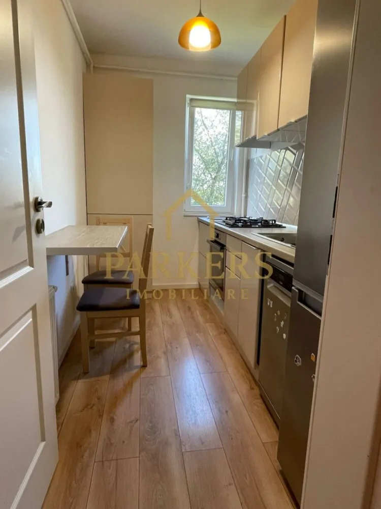 Apartament modern 2 camere Floresti etaj intermediar parcare subterana - PARKERS IMOBILIARE vă propune spre închiriere un apartament modern cu 2 camere, situat într-o zonă liniștită și aerisită, pe strada Abatorului, cu acces rapid către puncte de interes și spații verzi.
În imediata apropiere se regăsesc mijloace de transport în comun, supermarketuri, loc de joacă pentru copii, Parcul Poligon, precum și numeroase zone verzi, ideale pentru relaxare.
Apartamentul este amplasat la etajul 2 al unui imobil P+3E, construit în 2019, dotat cu lift. Are o suprafață utilă de 56 mp și este compartimentat eficient, după cum urmează:

-hol generos,
-dressing,
-bucătărie închisă,
-living luminos,
-dormitor,
-baie spațioasă,
-balcon de 4 mp.

Locuința se închiriază complet mobilată și utilată, fiind gata de mutare imediată.

 Beneficii suplimentare:

loc de parcare suprateran inclus în preț

pet-friendly

imobil modern, cu vecini civilizați

 Pentru mai multe informații sau pentru programarea unei vizionări, nu ezitați să ne contactați.
PARKERS IMOBILIARE – Profesionalism și eficiență în fiecare tranzacție.