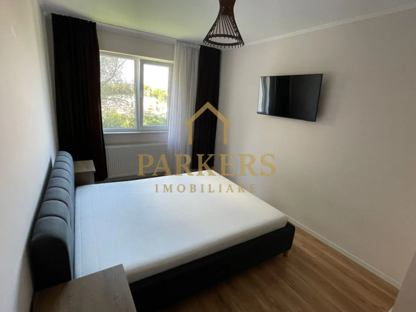 Apartament modern 2 camere Floresti etaj intermediar parcare subterana - PARKERS IMOBILIARE vă propune spre închiriere un apartament modern cu 2 camere, situat într-o zonă liniștită și aerisită, pe strada Abatorului, cu acces rapid către puncte de interes și spații verzi.
În imediata apropiere se regăsesc mijloace de transport în comun, supermarketuri, loc de joacă pentru copii, Parcul Poligon, precum și numeroase zone verzi, ideale pentru relaxare.
Apartamentul este amplasat la etajul 2 al unui imobil P+3E, construit în 2019, dotat cu lift. Are o suprafață utilă de 56 mp și este compartimentat eficient, după cum urmează:

-hol generos,
-dressing,
-bucătărie închisă,
-living luminos,
-dormitor,
-baie spațioasă,
-balcon de 4 mp.

Locuința se închiriază complet mobilată și utilată, fiind gata de mutare imediată.

 Beneficii suplimentare:

loc de parcare suprateran inclus în preț

pet-friendly

imobil modern, cu vecini civilizați

 Pentru mai multe informații sau pentru programarea unei vizionări, nu ezitați să ne contactați.
PARKERS IMOBILIARE – Profesionalism și eficiență în fiecare tranzacție.
