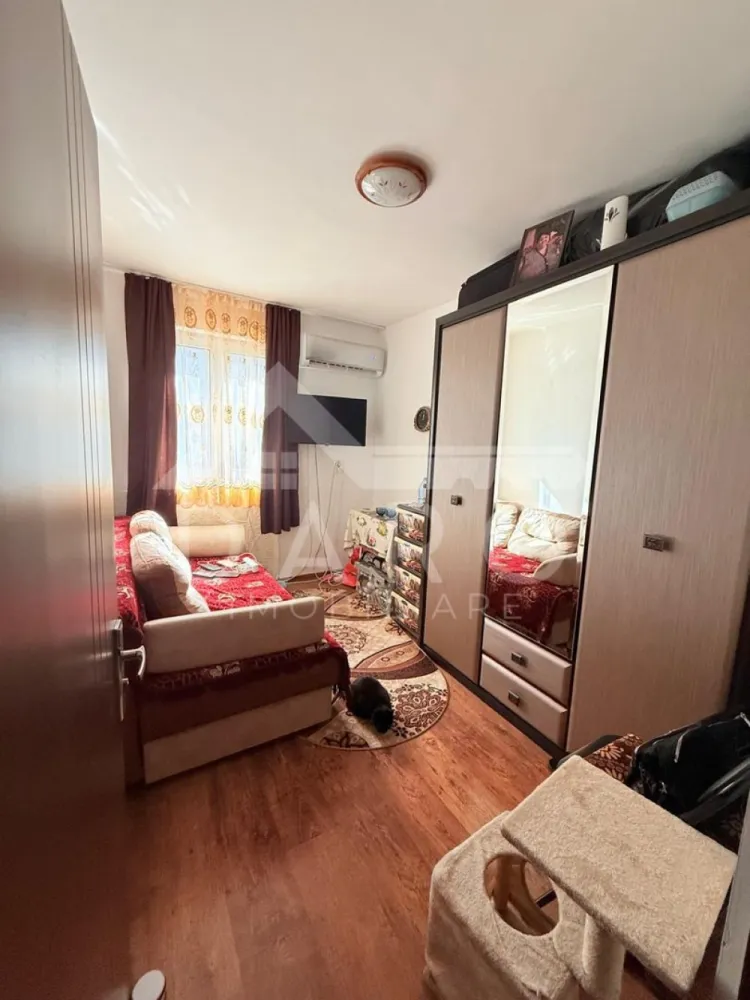 Apartament 2 camere din 2 garsoniere Azomureș | Mobilat | 46.000 € - Apartament 2 camere din 2 garsoniere Azomureș | Mobilat | 46.000 €
Descriere:
Vând apartament cu 2 camere, format din două garsoniere Azomureș lipite, situat la etajul 3.
Apartamentul este compartimentat astfel:
* 2 camere
* bucătărie
* baie
* hol
Suprafață utilă: 26 mp
Se vinde complet mobilat și utilat, exact ca în poze.
Dotări:
* 2 aparate de aer condiționat
* Boiler nou
* Paturi noi
* Mobilier și electrocasnice incluse
* Ușă metalică la intrare
Ideal pentru investiție sau închiriere, datorită costurilor mici de întreținere.
💰 Preț: 46.000 €, ușor negociabil
📞 Pentru detalii și vizionare, sunați la numărul din anunț.