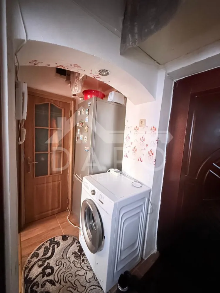 Apartament 2 camere din 2 garsoniere Azomureș | Mobilat | 46.000 € - Apartament 2 camere din 2 garsoniere Azomureș | Mobilat | 46.000 €
Descriere:
Vând apartament cu 2 camere, format din două garsoniere Azomureș lipite, situat la etajul 3.
Apartamentul este compartimentat astfel:
* 2 camere
* bucătărie
* baie
* hol
Suprafață utilă: 26 mp
Se vinde complet mobilat și utilat, exact ca în poze.
Dotări:
* 2 aparate de aer condiționat
* Boiler nou
* Paturi noi
* Mobilier și electrocasnice incluse
* Ușă metalică la intrare
Ideal pentru investiție sau închiriere, datorită costurilor mici de întreținere.
💰 Preț: 46.000 €, ușor negociabil
📞 Pentru detalii și vizionare, sunați la numărul din anunț.