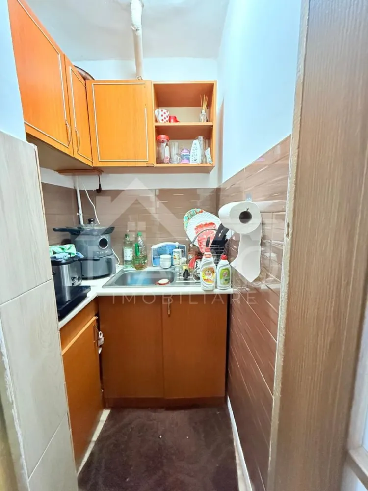 Apartament 2 camere din 2 garsoniere Azomureș | Mobilat | 46.000 € - Apartament 2 camere din 2 garsoniere Azomureș | Mobilat | 46.000 €
Descriere:
Vând apartament cu 2 camere, format din două garsoniere Azomureș lipite, situat la etajul 3.
Apartamentul este compartimentat astfel:
* 2 camere
* bucătărie
* baie
* hol
Suprafață utilă: 26 mp
Se vinde complet mobilat și utilat, exact ca în poze.
Dotări:
* 2 aparate de aer condiționat
* Boiler nou
* Paturi noi
* Mobilier și electrocasnice incluse
* Ușă metalică la intrare
Ideal pentru investiție sau închiriere, datorită costurilor mici de întreținere.
💰 Preț: 46.000 €, ușor negociabil
📞 Pentru detalii și vizionare, sunați la numărul din anunț.
