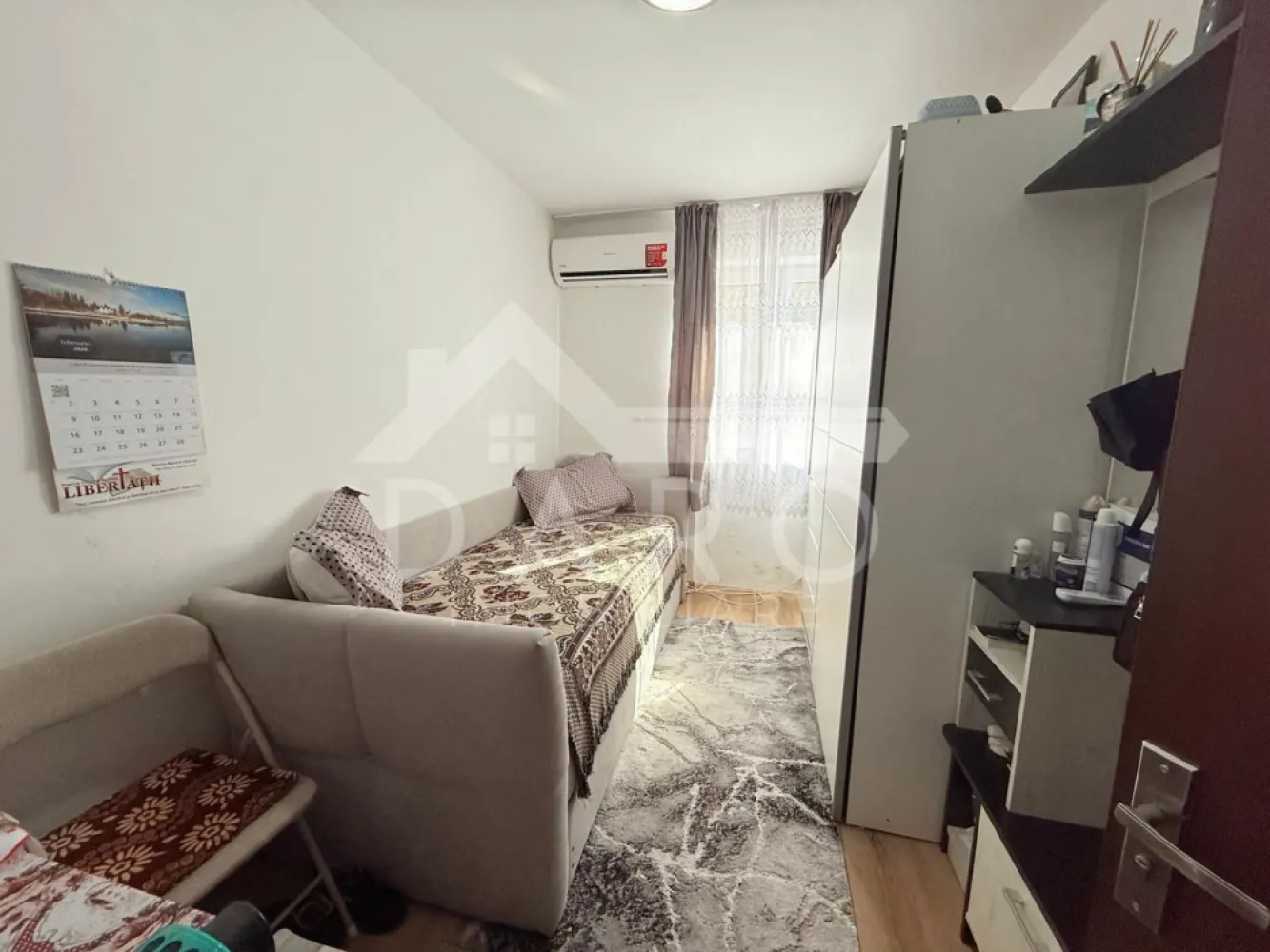 Apartament 2 camere din 2 garsoniere Azomureș | Mobilat | 46.000 € - Apartament 2 camere din 2 garsoniere Azomureș | Mobilat | 46.000 €
Descriere:
Vând apartament cu 2 camere, format din două garsoniere Azomureș lipite, situat la etajul 3.
Apartamentul este compartimentat astfel:
* 2 camere
* bucătărie
* baie
* hol
Suprafață utilă: 26 mp
Se vinde complet mobilat și utilat, exact ca în poze.
Dotări:
* 2 aparate de aer condiționat
* Boiler nou
* Paturi noi
* Mobilier și electrocasnice incluse
* Ușă metalică la intrare
Ideal pentru investiție sau închiriere, datorită costurilor mici de întreținere.
💰 Preț: 46.000 €, ușor negociabil
📞 Pentru detalii și vizionare, sunați la numărul din anunț.