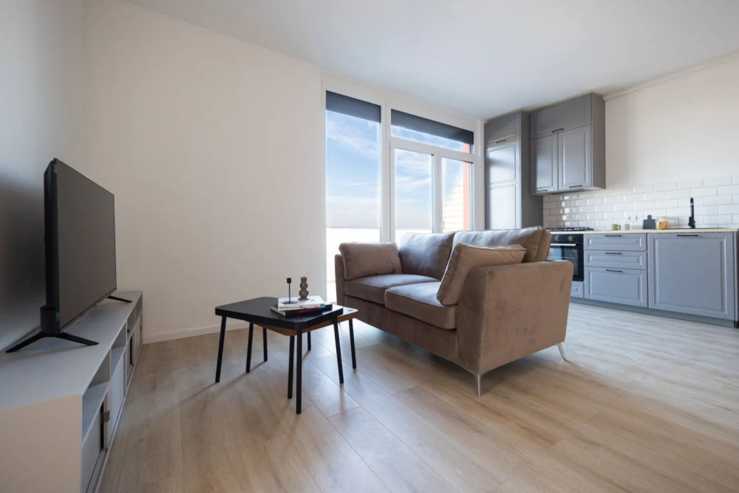 Ultimul apartament disponibil acum! R38 - Ared City - Cauți un apartament care să fie mai mult decât „o locuință”? Un loc în care intri și simți că e gata pentru tine — mobilat, utilat, modern, smart. Acest apartament din ARED CITY, ultimul disponibil acum în bloc R38, e genul pe care îl vezi o dată și îți spui: „Aici m-aș muta.”

✨ Etaj 5 | parcare inclusă | disponibil imediat
🧩 53 mp utili / living open-space / dormitor luminos / baie modernă / logie
🚀 încălzire în pardoseală | aer condiționat | rolete electrice | Smart Home | lift | bloc nou

Acum partea rară: acces direct la ARED Active Park – 1.6 hectare de spații verzi și zone de relaxare. Imaginează-ți diminețile cu cafeaua pe logie și o plimbare în parc, fără să pornești mașina.

Și dacă te gândești la investiție: apartamentul este închiriat până în mai 2026, ceea ce înseamnă stabilitate și randament imediat, într-un cartier modern cu potențial de apreciere.

Preț listare: 139.929 € (TVA inclus)
✅ Comision 0% | ✅ Cumperi direct de la dezvoltator | ✅ Fără agenții

📞 Sună‑mă acum, sunt Mihai Molnar, și am numărul de telefon: 0761 899 230

💳 Nu dispui de toată suma? Te ajutăm gratuit! Îți obținem oferte de la 16 bănci.

🏠 Ai o proprietate de vânzare în Arad și vrei să știi cât valorează cu adevărat. Sună‑mă pentru o evaluare gratuită, fără obligații.

🏢 ARED CITY | Birou Centru
Bulevardul Decebal 2, Arad 310133