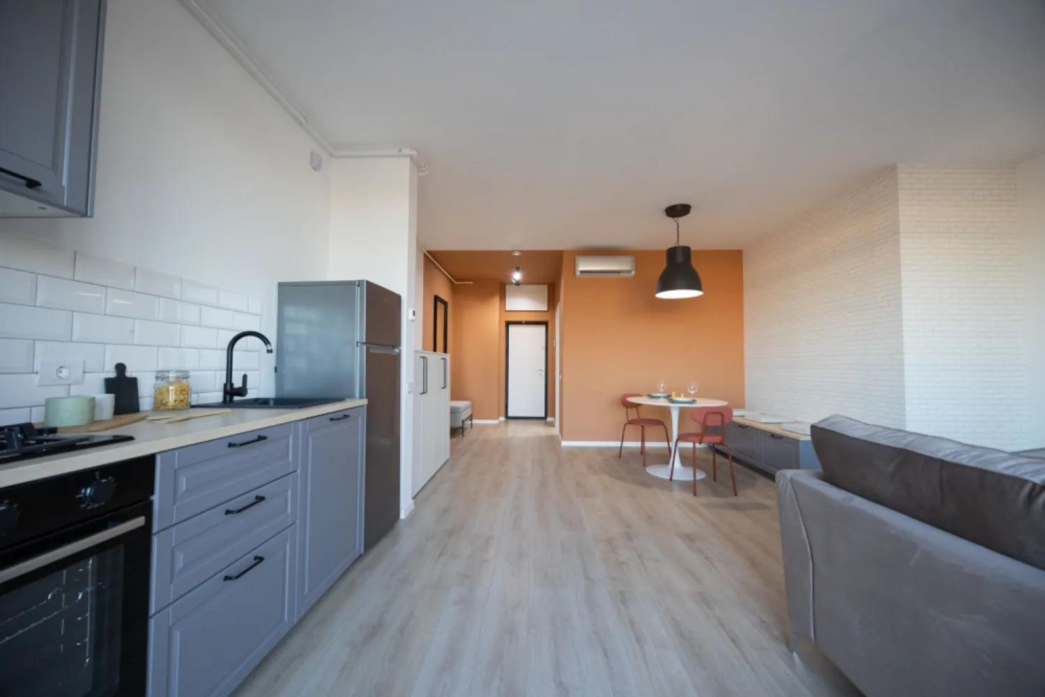 Ultimul apartament disponibil acum! R38 - Ared City - Cauți un apartament care să fie mai mult decât „o locuință”? Un loc în care intri și simți că e gata pentru tine — mobilat, utilat, modern, smart. Acest apartament din ARED CITY, ultimul disponibil acum în bloc R38, e genul pe care îl vezi o dată și îți spui: „Aici m-aș muta.”

✨ Etaj 5 | parcare inclusă | disponibil imediat
🧩 53 mp utili / living open-space / dormitor luminos / baie modernă / logie
🚀 încălzire în pardoseală | aer condiționat | rolete electrice | Smart Home | lift | bloc nou

Acum partea rară: acces direct la ARED Active Park – 1.6 hectare de spații verzi și zone de relaxare. Imaginează-ți diminețile cu cafeaua pe logie și o plimbare în parc, fără să pornești mașina.

Și dacă te gândești la investiție: apartamentul este închiriat până în mai 2026, ceea ce înseamnă stabilitate și randament imediat, într-un cartier modern cu potențial de apreciere.

Preț listare: 139.929 € (TVA inclus)
✅ Comision 0% | ✅ Cumperi direct de la dezvoltator | ✅ Fără agenții

📞 Sună‑mă acum, sunt Mihai Molnar, și am numărul de telefon: 0761 899 230

💳 Nu dispui de toată suma? Te ajutăm gratuit! Îți obținem oferte de la 16 bănci.

🏠 Ai o proprietate de vânzare în Arad și vrei să știi cât valorează cu adevărat. Sună‑mă pentru o evaluare gratuită, fără obligații.

🏢 ARED CITY | Birou Centru
Bulevardul Decebal 2, Arad 310133