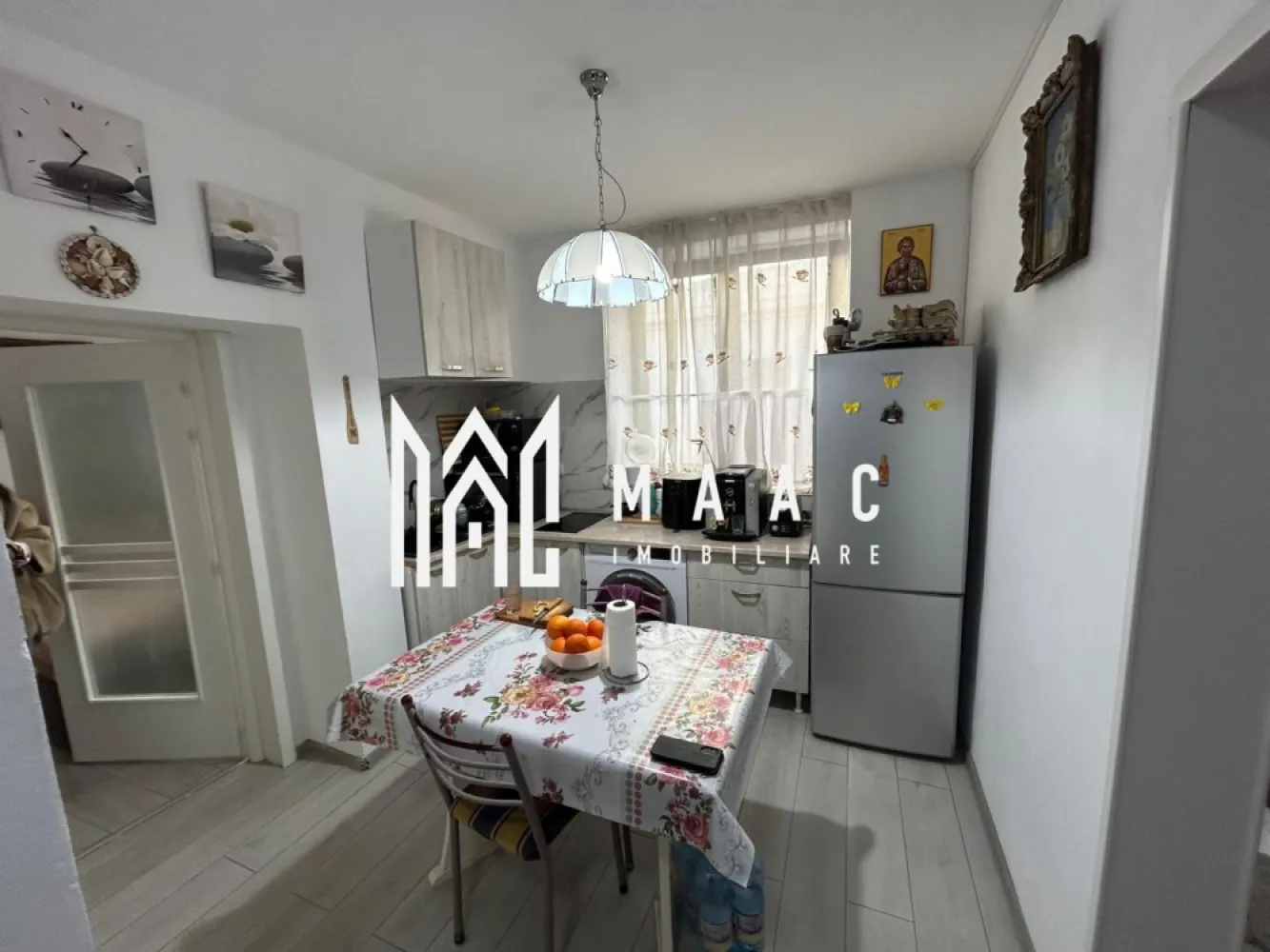 Apartament 2 Camere I 36 MPU I Pivnita I Pod I Central - MAAC Imobiliare va propune spre vanzare un apartament de 36 mp utili, situat în zona centrală a orașului, pe Strada Nouă – o locație excelentă, cu acces facil către punctele de interes, magazine, restaurante și mijloace de transport. Apartamentul este ideal pentru locuit, investiție sau închiriere în regim hotelier, datorită poziționării centrale.
Compartimentare practică și eficientă: Cameră – 14 mp utili, Cameră – 9,6 mp utili, Bucătărie separată – 9,74 mp utili, Baie – 1,87 mp utili, Debara – 1,00 mp utili. Compartimentarea este bine organizată, oferind spații funcționale și bine delimitate, potrivite pentru un cuplu, o persoană singură sau pentru investiție. Apartamentul beneficiaza de pivnita si pod pentru depozitare.
Avantaje: Locație centrală, foarte căutată, Acces rapid către centrul istoric, Ideal pentru închiriere pe termen lung sau regim hotelier, Investiție sigură într-o zonă cu cerere ridicată.
Datorită amplasării pe Strada Nouă, apartamentul beneficiază de toate avantajele unei poziții centrale, fiind o oportunitate excelentă pentru cei care doresc confort urban sau randament investițional.

Pentru mai multe detalii si programarea unei vizionari va rugam sa specificati ID: CP2949471.