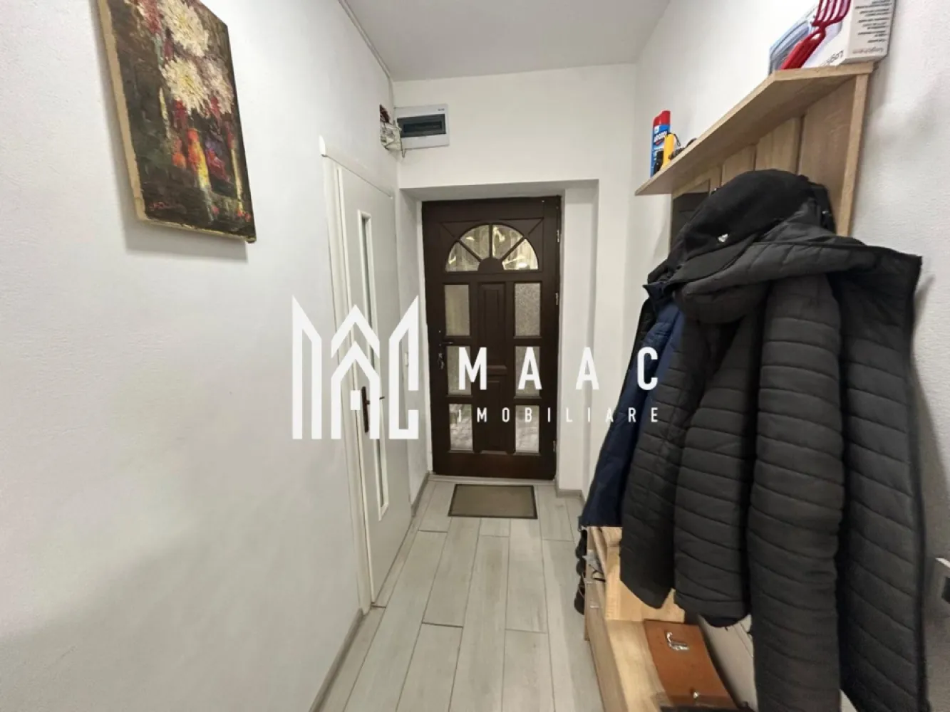 Apartament 2 Camere I 36 MPU I Pivnita I Pod I Central - MAAC Imobiliare va propune spre vanzare un apartament de 36 mp utili, situat în zona centrală a orașului, pe Strada Nouă – o locație excelentă, cu acces facil către punctele de interes, magazine, restaurante și mijloace de transport. Apartamentul este ideal pentru locuit, investiție sau închiriere în regim hotelier, datorită poziționării centrale.
Compartimentare practică și eficientă: Cameră – 14 mp utili, Cameră – 9,6 mp utili, Bucătărie separată – 9,74 mp utili, Baie – 1,87 mp utili, Debara – 1,00 mp utili. Compartimentarea este bine organizată, oferind spații funcționale și bine delimitate, potrivite pentru un cuplu, o persoană singură sau pentru investiție. Apartamentul beneficiaza de pivnita si pod pentru depozitare.
Avantaje: Locație centrală, foarte căutată, Acces rapid către centrul istoric, Ideal pentru închiriere pe termen lung sau regim hotelier, Investiție sigură într-o zonă cu cerere ridicată.
Datorită amplasării pe Strada Nouă, apartamentul beneficiază de toate avantajele unei poziții centrale, fiind o oportunitate excelentă pentru cei care doresc confort urban sau randament investițional.

Pentru mai multe detalii si programarea unei vizionari va rugam sa specificati ID: CP2949471.