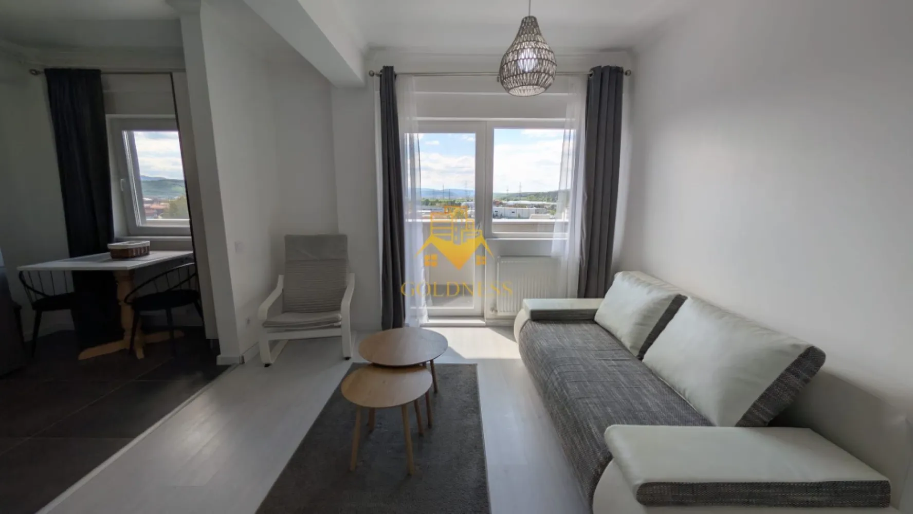 2 camere semidecomandate, Florești, LIDL, Parcare - GOLDNESS Imobiliare vă propune spre vânzare un apartament cu 2 camere semidecomandate, complet mobilat și utilat, situat la etajul 5 din 5 al unui imobil din Florești.

Apartamentul dispune de loc de parcare, contra cost la 4000 €.

Locuința se află în apropierea stațiilor de transport în comun, magazinelor, restaurantelor, spațiilor verzi și farmaciilor.

Compartimentarea este următoarea:

- dormitor cu pat matrimonial, dulap și noptiere
-living cu bucătărie open space complet mobilată și utilată, loc de servit masa, TV și aer condiționat
-baie cu duș walk-in, calorifer port prosop și spațiu pentru depozitare
-balcon de aproximativ 10 mp

Imobilul este dotat cu toate utilitățile necesare: centrală termică proprie, frigider, aragaz, hotă, mașină de spălat haine, aer condiționat, TV etc.

Pentru mai multe detalii sau pentru programarea unei vizionări, vă stăm la dispoziție telefonic sau prin e-mail.

Pentru intermediere se percepe un comision de 2% din prețul de vânzare!