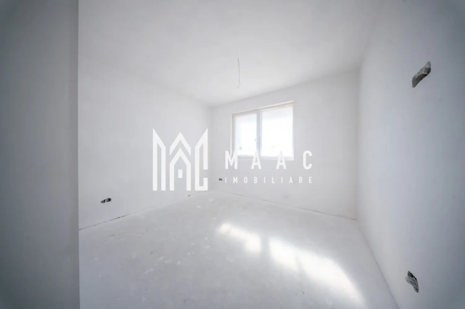Apartament 2 camere| Etaj 1| Constructie noua | Selimbar - MAAC Imobiliare vă propune spre vânzare un apartament cu 2 camere, decomandat, situat într-o zonă în plină dezvoltare din Șelimbăr, la etajul 1 al unui imobil modern.

Cu o suprafață utilă de 55 mp și o suprafață construită de 66 mp, locuința oferă un spațiu eficient compartimentat, luminos și primitor, ideal atât pentru locuit, cât și pentru investiție.

Compartimentare:

Living generos, cu lumină naturală din plin
Dormitor confortabil
Bucătărie separată
Baie modernă
Hol spațios, cu zonă pentru depozitare

Predarea apartamentului este estimată pentru perioada iunie–iulie, iar apartamentul se predă la cheie, complet finisat și pregătit pentru mutare.

Apartamentul beneficiază de loc de parcare individual, disponibil separat la prețul de 5.000 euro.

 Preț apartament: 125.000 euro

Modalități flexibile de plată:
Cash
Credit bancar
Rate direct la dezvoltator – avans de 33.000 euro și rate lunare de 600 euro, pe o perioadă de 30 de ani.

Pentru mai multe informații sau programarea unei vizionări, va rugam specificati ID: CP2949450
