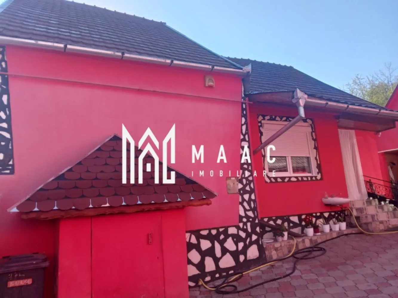 Casa individuala | 3 camere | Acces Auto | Axente Sever - MAAC Imobiliare vă propune spre vânzare o casă complet mobilată și utilată, ideală pentru pentru mutare imediată. Proprietatea se remarcă prin compartimentare practică, structură solidă și anexe utile pentru confortul zilnic. Compartimentare imobil 3 camere 1 dormitor separat Bucătărie funcțională, închisă Baie complet utilată Pivniță uscată, perfectă pentru depozitare Mansardă / pod pe structură de beton, ce poate fi transformat într-un spațiu locuibil sau folosit ca depozitare suplimentară Exterior & anexe Curte pavată, îngrijită, cu acces auto facil Garaj cu pod spațios, ideal pentru depozitarea obiectelor sezoniere Magazie pentru lemne Grădină mică, potrivită pentru relaxare sau pentru o mică zonă de culturi Videoclip disponibil la cerere. Pentru detalii suplimentare și programarea unei vizionări, contactați echipa MAAC Imobiliare și specificați ID: CP2837949