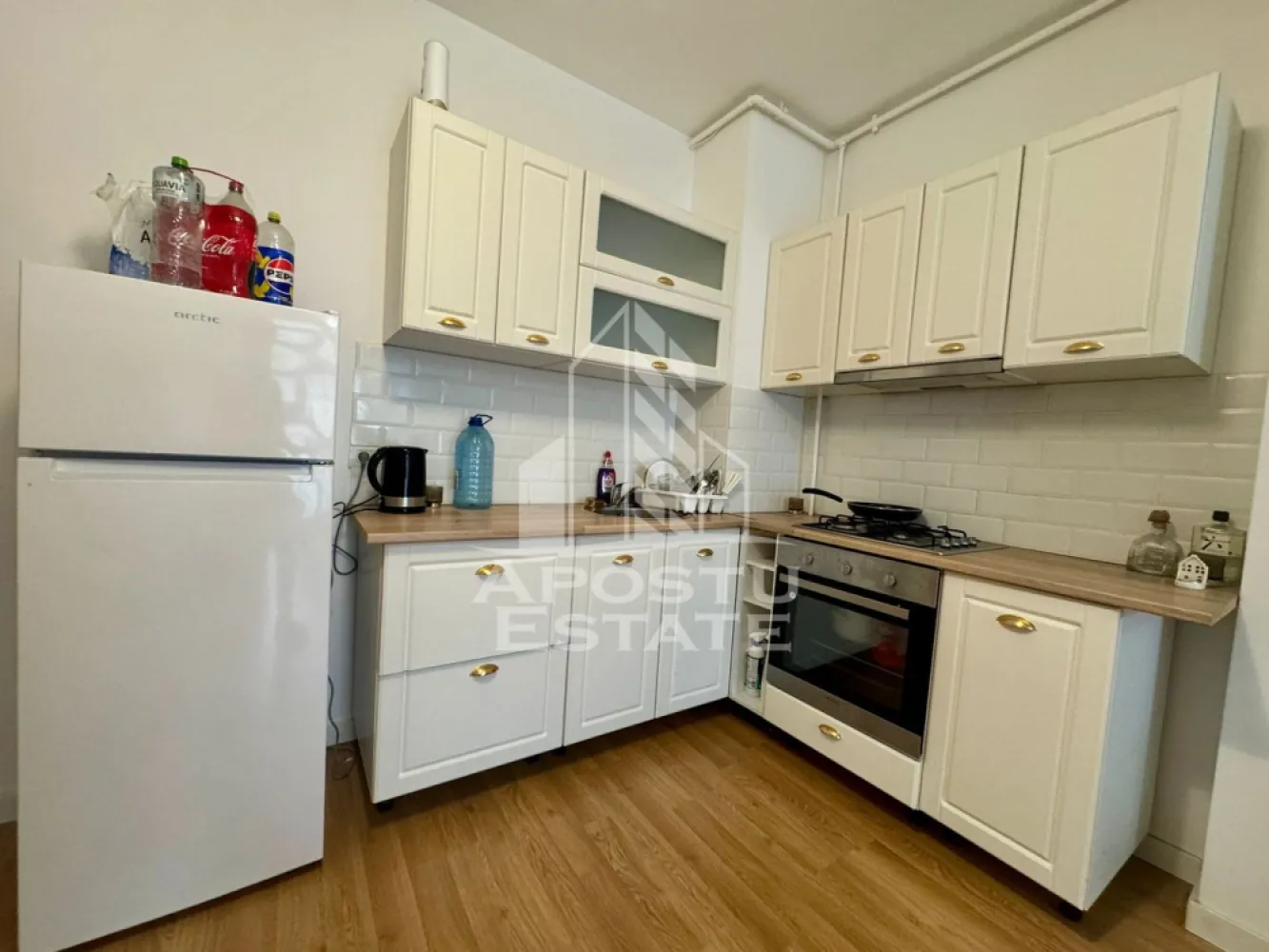 Apartament cu 2 camere open space Torontalului - Agentia imobiliara APOSTU ESTATE are placearea de a va oferi spre vanzare un apartament cu 2 camere in zona Torontalului.

Detalii tehnice:
-Protectie fonica si termica cu geam termopan tricameral;
-Usi de apartament blindate cu multiple puncte de închidere;
-Peretii exteriori din caramida Porotherm de 25 cm;
-Doua lifturi de ultima generatie;
-Centrala proprie SMART in condensare de 24 kw Bosch;
-Incalzire in pardoseala;
-Aer conditionat SMART Romstal cu o capacitate de racire de 12.000 BTU;
-Incinta securizata (supraveghere video bariera interfon);
-Izolatie exterioara;

Vecinatati:
- Iulius Mall
- NextFit
- Decathlon
- Hornbach
- Supermarket Auchan
- Supermarket Lidl
- Spitalul Premiere

Oferim consultanta si solutii financiare prin colaboratorii nostri.
Va invitam cu drag la o vizionare!