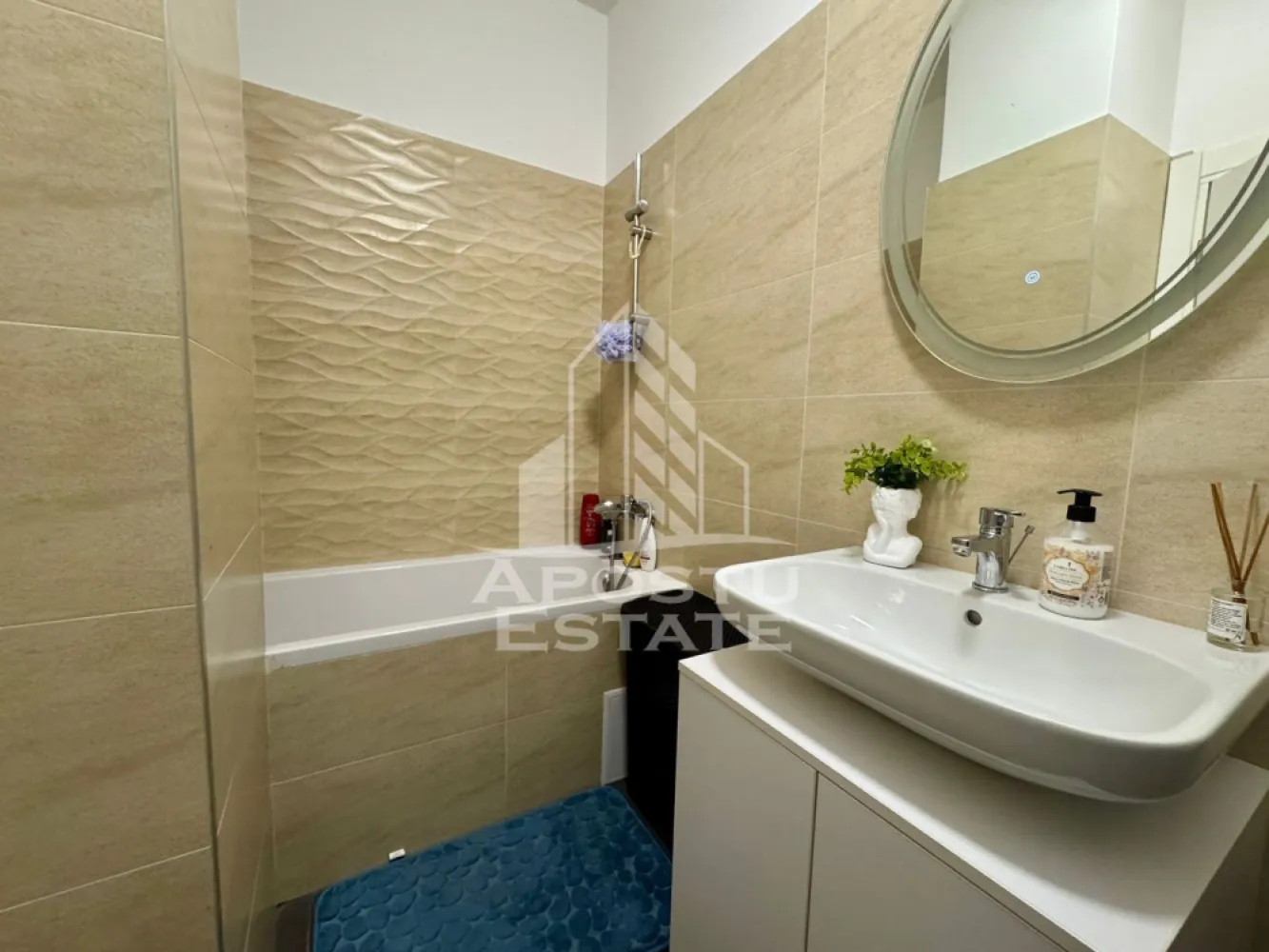 Apartament cu 2 camere open space Torontalului - Agentia imobiliara APOSTU ESTATE are placearea de a va oferi spre vanzare un apartament cu 2 camere in zona Torontalului.

Detalii tehnice:
-Protectie fonica si termica cu geam termopan tricameral;
-Usi de apartament blindate cu multiple puncte de închidere;
-Peretii exteriori din caramida Porotherm de 25 cm;
-Doua lifturi de ultima generatie;
-Centrala proprie SMART in condensare de 24 kw Bosch;
-Incalzire in pardoseala;
-Aer conditionat SMART Romstal cu o capacitate de racire de 12.000 BTU;
-Incinta securizata (supraveghere video bariera interfon);
-Izolatie exterioara;

Vecinatati:
- Iulius Mall
- NextFit
- Decathlon
- Hornbach
- Supermarket Auchan
- Supermarket Lidl
- Spitalul Premiere

Oferim consultanta si solutii financiare prin colaboratorii nostri.
Va invitam cu drag la o vizionare!
