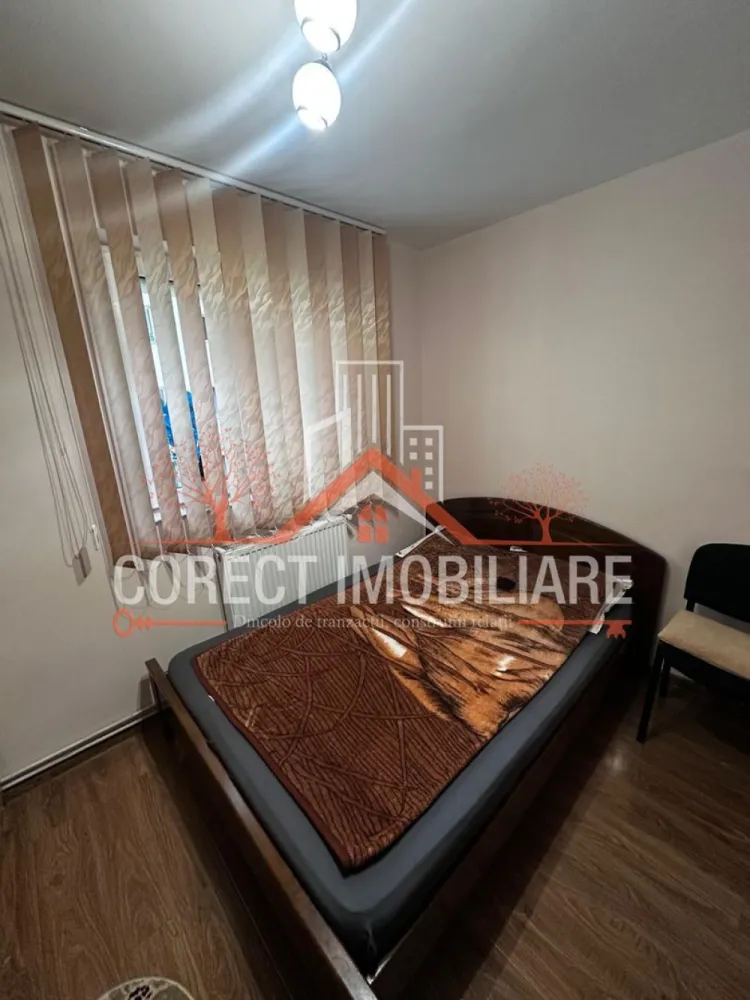 ✨ Apartament de vânzare – Zona Decebal ✨ - ✨ Apartament de vânzare – Zona Decebal ✨

Îți propunem spre vânzare un apartament situat la etajul 3 al unui imobil din zona Decebal, una dintre cele mai căutate și accesibile zone ale orașului.

📐 Suprafață utilă: 31,5 mp
🏷 Preț: 53.000 €
🔑 Compartimentare semidecomandată – optim pentru confort și funcționalitate.

✅ Living spațios și luminos
✅ Dormitor confortabil
✅ Bucătărie mobilată și utilată
✅ Baie modernă
✅ Hol de acces și spații de depozitare

Apartamentul este bine întreținut, cu finisaje plăcute, mobilier modern și se vinde complet mobilat, gata pentru a fi locuit sau închiriat imediat.

📍 Locația este excelentă – aproape de magazine, școli, transport în comun și alte puncte de interes.

👉 Ideal pentru un cuplu tânăr, persoană singură sau ca investiție pentru închiriere.

📞 Pentru detalii și vizionări, contactează Corect Imobiliare: 0773313378
CP2749788