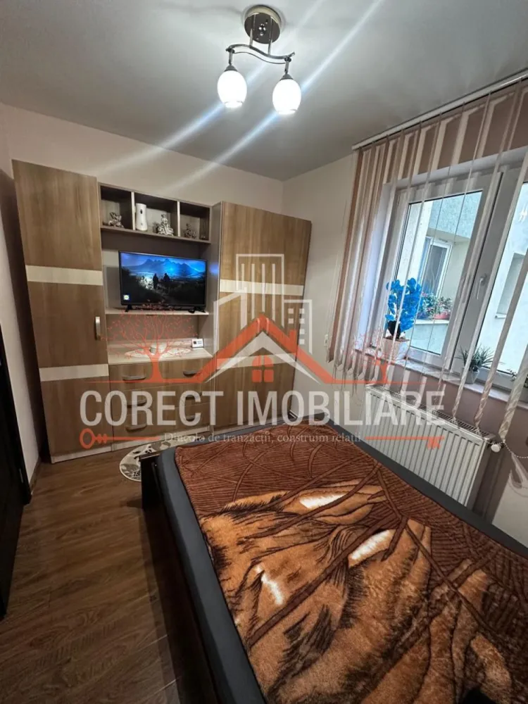 ✨ Apartament de vânzare – Zona Decebal ✨ - ✨ Apartament de vânzare – Zona Decebal ✨

Îți propunem spre vânzare un apartament situat la etajul 3 al unui imobil din zona Decebal, una dintre cele mai căutate și accesibile zone ale orașului.

📐 Suprafață utilă: 31,5 mp
🏷 Preț: 53.000 €
🔑 Compartimentare semidecomandată – optim pentru confort și funcționalitate.

✅ Living spațios și luminos
✅ Dormitor confortabil
✅ Bucătărie mobilată și utilată
✅ Baie modernă
✅ Hol de acces și spații de depozitare

Apartamentul este bine întreținut, cu finisaje plăcute, mobilier modern și se vinde complet mobilat, gata pentru a fi locuit sau închiriat imediat.

📍 Locația este excelentă – aproape de magazine, școli, transport în comun și alte puncte de interes.

👉 Ideal pentru un cuplu tânăr, persoană singură sau ca investiție pentru închiriere.

📞 Pentru detalii și vizionări, contactează Corect Imobiliare: 0773313378
CP2749788
