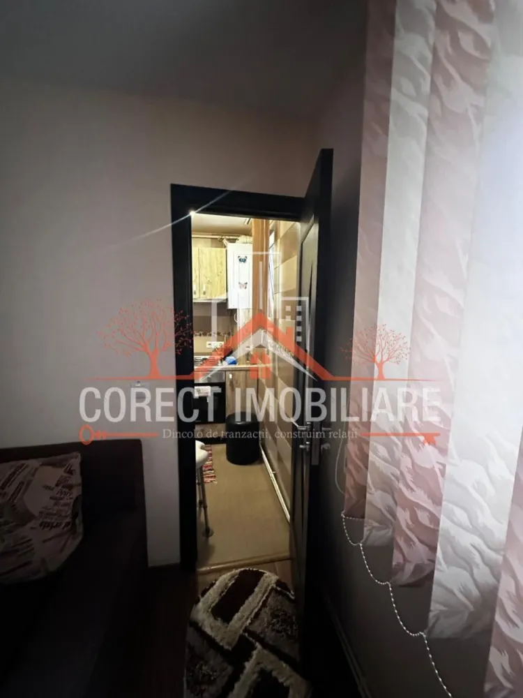 ✨ Apartament de vânzare – Zona Decebal ✨ - ✨ Apartament de vânzare – Zona Decebal ✨

Îți propunem spre vânzare un apartament situat la etajul 3 al unui imobil din zona Decebal, una dintre cele mai căutate și accesibile zone ale orașului.

📐 Suprafață utilă: 31,5 mp
🏷 Preț: 53.000 €
🔑 Compartimentare semidecomandată – optim pentru confort și funcționalitate.

✅ Living spațios și luminos
✅ Dormitor confortabil
✅ Bucătărie mobilată și utilată
✅ Baie modernă
✅ Hol de acces și spații de depozitare

Apartamentul este bine întreținut, cu finisaje plăcute, mobilier modern și se vinde complet mobilat, gata pentru a fi locuit sau închiriat imediat.

📍 Locația este excelentă – aproape de magazine, școli, transport în comun și alte puncte de interes.

👉 Ideal pentru un cuplu tânăr, persoană singură sau ca investiție pentru închiriere.

📞 Pentru detalii și vizionări, contactează Corect Imobiliare: 0773313378
CP2749788