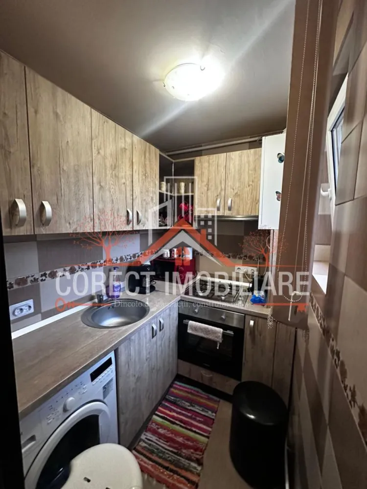 ✨ Apartament de vânzare – Zona Decebal ✨ - ✨ Apartament de vânzare – Zona Decebal ✨

Îți propunem spre vânzare un apartament situat la etajul 3 al unui imobil din zona Decebal, una dintre cele mai căutate și accesibile zone ale orașului.

📐 Suprafață utilă: 31,5 mp
🏷 Preț: 53.000 €
🔑 Compartimentare semidecomandată – optim pentru confort și funcționalitate.

✅ Living spațios și luminos
✅ Dormitor confortabil
✅ Bucătărie mobilată și utilată
✅ Baie modernă
✅ Hol de acces și spații de depozitare

Apartamentul este bine întreținut, cu finisaje plăcute, mobilier modern și se vinde complet mobilat, gata pentru a fi locuit sau închiriat imediat.

📍 Locația este excelentă – aproape de magazine, școli, transport în comun și alte puncte de interes.

👉 Ideal pentru un cuplu tânăr, persoană singură sau ca investiție pentru închiriere.

📞 Pentru detalii și vizionări, contactează Corect Imobiliare: 0773313378
CP2749788