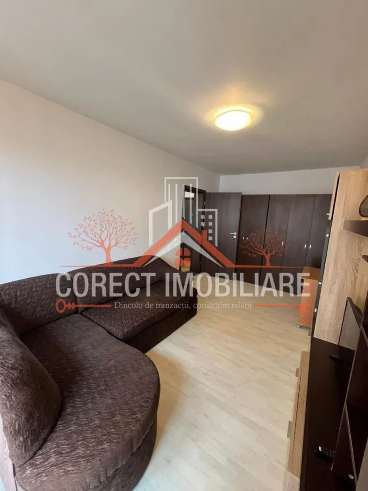 🌿 Apartament modern cu 3 camere și balcon – Subcetate, 300€/lună - 🌿 Apartament modern cu 3 camere și balcon – Subcetate, Bistrița

💰 Preț chirie: 300 €/lună

Corect Imobiliare vă propune spre închiriere un apartament spațios și luminos, situat în cartierul Subcetate – o zonă liniștită și apreciată pentru confortul urban pe care îl oferă.

Locuința, cu o suprafață de aproximativ 52 mp, se află la etajul 2 și se remarcă prin compartimentarea practică și atmosfera caldă, perfectă pentru un stil de viață echilibrat.

✨ Detalii și avantaje:

Living generos, cu acces la balcon acoperit

Bucătărie separată, utilată complet (frigider, aragaz, hotă, masă de dining)

Dormitor principal confortabil și cameră secundară luminoasă

Baie modernă, cu cadă și fereastră pentru ventilație naturală

Centrală termică proprie

📍 Locație: Cartier Subcetate 

📞 Pentru detalii și vizionare: Corect Imobiliare – 0773 313 378
💚 „Dincolo de tranzacții, construim relații.”