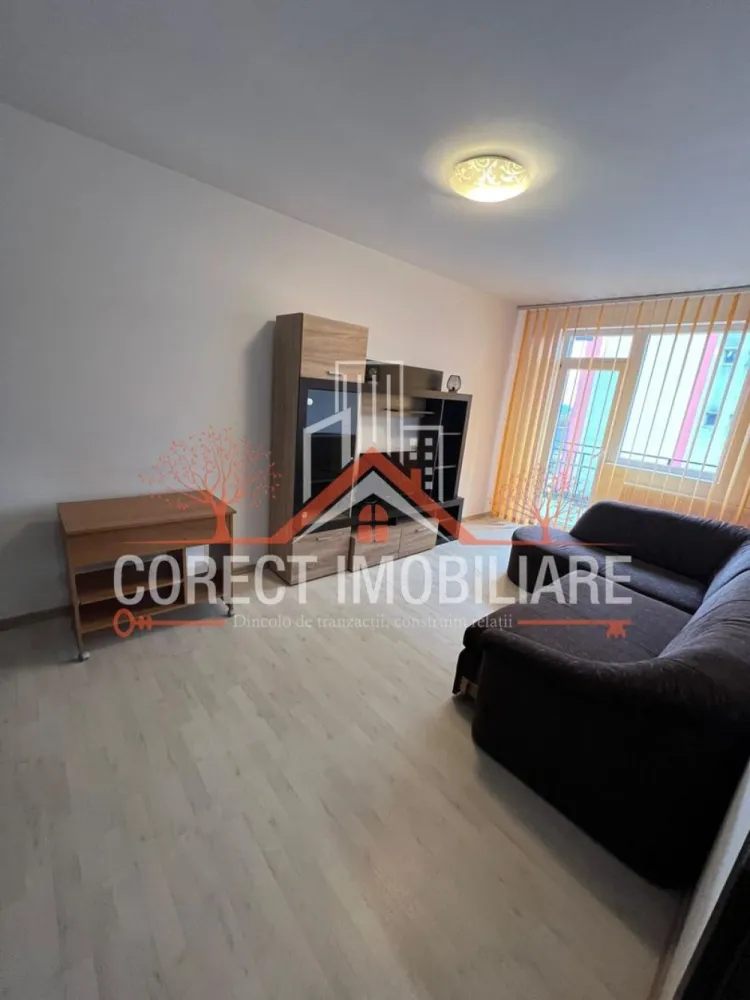 🌿 Apartament modern cu 3 camere și balcon – Subcetate, 300€/lună - 🌿 Apartament modern cu 3 camere și balcon – Subcetate, Bistrița

💰 Preț chirie: 300 €/lună

Corect Imobiliare vă propune spre închiriere un apartament spațios și luminos, situat în cartierul Subcetate – o zonă liniștită și apreciată pentru confortul urban pe care îl oferă.

Locuința, cu o suprafață de aproximativ 52 mp, se află la etajul 2 și se remarcă prin compartimentarea practică și atmosfera caldă, perfectă pentru un stil de viață echilibrat.

✨ Detalii și avantaje:

Living generos, cu acces la balcon acoperit

Bucătărie separată, utilată complet (frigider, aragaz, hotă, masă de dining)

Dormitor principal confortabil și cameră secundară luminoasă

Baie modernă, cu cadă și fereastră pentru ventilație naturală

Centrală termică proprie

📍 Locație: Cartier Subcetate 

📞 Pentru detalii și vizionare: Corect Imobiliare – 0773 313 378
💚 „Dincolo de tranzacții, construim relații.”