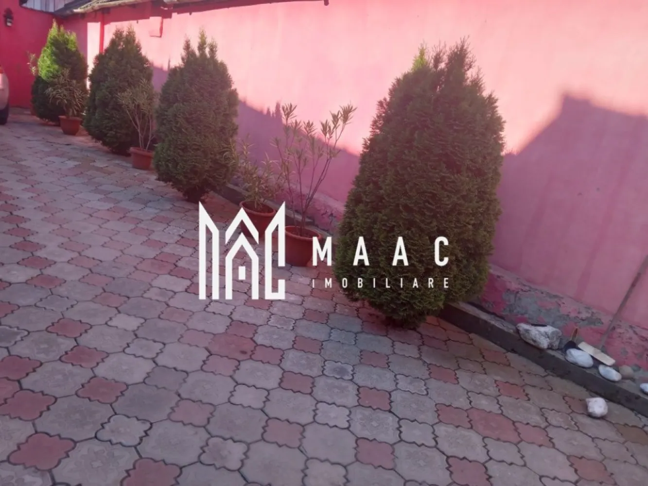 Casa individuala | 3 camere | Acces Auto | Axente Sever - MAAC Imobiliare vă propune spre vânzare o casă complet mobilată și utilată, ideală pentru pentru mutare imediată. Proprietatea se remarcă prin compartimentare practică, structură solidă și anexe utile pentru confortul zilnic. Compartimentare imobil 3 camere 1 dormitor separat Bucătărie funcțională, închisă Baie complet utilată Pivniță uscată, perfectă pentru depozitare Mansardă / pod pe structură de beton, ce poate fi transformat într-un spațiu locuibil sau folosit ca depozitare suplimentară Exterior & anexe Curte pavată, îngrijită, cu acces auto facil Garaj cu pod spațios, ideal pentru depozitarea obiectelor sezoniere Magazie pentru lemne Grădină mică, potrivită pentru relaxare sau pentru o mică zonă de culturi Videoclip disponibil la cerere. Pentru detalii suplimentare și programarea unei vizionări, contactați echipa MAAC Imobiliare și specificați ID: CP2837949