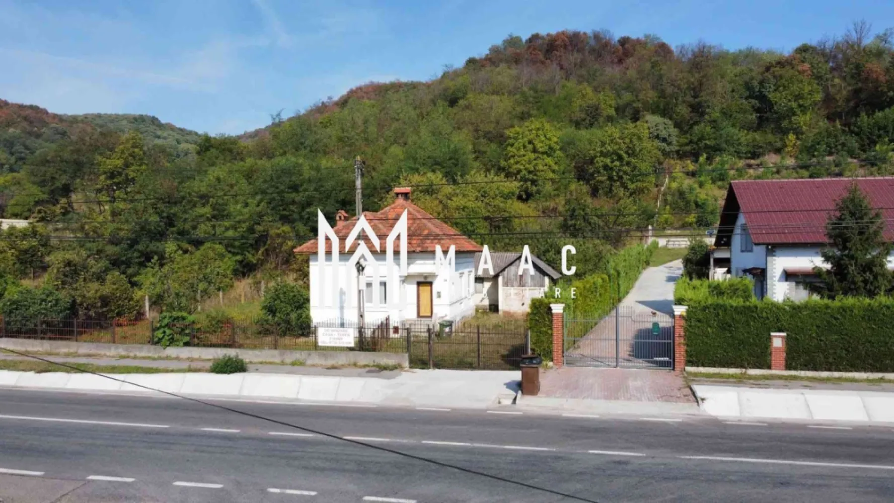 Casa de vanzare | teren intravilan| Troianu| 2166mp - MAAC Imobiliare vă propune spre vânzare un teren generos, casa construita si anexe , situat pe strada principală Strada Posada, în Râmnicu Vâlcea, ideal pentru investiții imobiliare sau dezvoltări rezidențiale și comerciale.

Proprietatea este situata la strada principala, are o suprafață de 2.166 mp intravilan, cu deschidere de 26 ml la asfalt, oferind acces facil și vizibilitate excelentă. Terenul este situat strategic, vizavi de Vel Pitar și la doar 2 minute de mers pe jos de puncte comerciale și de agrement precum Dedeman, Annabella, Piscina Posada, Mobexpert, Altex, Penny.

🔹 Caracteristici:

✔ Suprafață: 2.166 mp intravilan
✔ Deschidere: 26 ml la asfalt
✔ Regim de construcție: P+4

🔹 Utilități disponibile:

✔ Gaze
✔ Apă
✔ Curent electric
✔ Canalizare

Datorită poziționării centrale și a utilităților deja existente pe proprietate, acest teren reprezintă o oportunitate excelentă pentru dezvoltatori sau investitori care doresc să construiască clădiri rezidențiale, spații comerciale sau mixte.

Pentru mai multe informații și programarea unei vizionări, echipa MAAC Imobiliare vă stă la dispoziție.
CP2947235