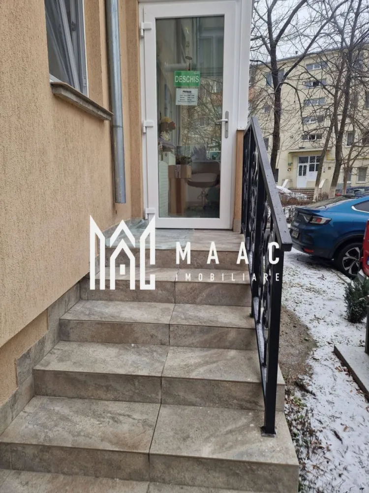Apartament 3 camere central |Regina Maria| parter| spatiu comercial | - MAAC Imobiliare vă propune spre vânzare un apartament cu poziționare ultracentrală, situat pe strada Strada Regina Maria, în Râmnicu Vâlcea, ideal atât pentru locuință, cât și pentru activități comerciale sau profesii liberale.

Proprietatea este amplasată la parter și are o suprafață de 65 mp, fiind complet mobilată și utilată. Un mare avantaj îl reprezintă spațiul comercial și firma existenta, cu scară exterioară pentru acces separat – un beneficiu esențial pentru desfășurarea activităților profesionale.

🔹 Compartimentare:
✔ 3 camere spațioase
✔ 2 băi
✔ 2 balcoane

🔹 Dotări și finisaje:
✔ Geamuri tripan
✔ Centrală termică în condensare Viessmann
✔ Aer condiționat
✔ Gresie și faianță moderne
✔ Parchet 12 mm grosime
✔ Instalație pe cupru

Datorită poziției centrale și accesului facil, proprietatea este pretabilă pentru cabinete stomatologice, birou de avocatură, notariat, saloane de înfrumusețare sau alte activități comerciale, oferind vizibilitate și accesibilitate excelentă.

O oportunitate rară într-o zonă premium a orașului!

Pentru mai multe detalii și programarea unei vizionări, echipa MAAC Imobiliare vă stă la dispoziție.
CP2947219