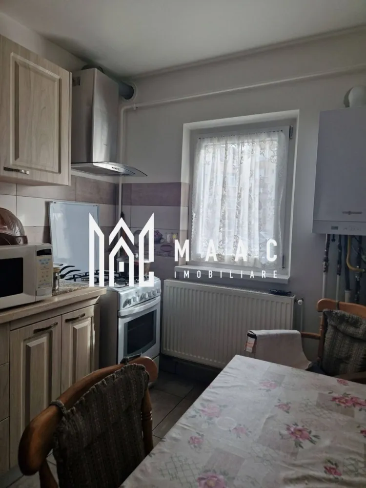 Apartament 3 camere central |Regina Maria| parter| spatiu comercial | - MAAC Imobiliare vă propune spre vânzare un apartament cu poziționare ultracentrală, situat pe strada Strada Regina Maria, în Râmnicu Vâlcea, ideal atât pentru locuință, cât și pentru activități comerciale sau profesii liberale.

Proprietatea este amplasată la parter și are o suprafață de 65 mp, fiind complet mobilată și utilată. Un mare avantaj îl reprezintă spațiul comercial și firma existenta, cu scară exterioară pentru acces separat – un beneficiu esențial pentru desfășurarea activităților profesionale.

🔹 Compartimentare:
✔ 3 camere spațioase
✔ 2 băi
✔ 2 balcoane

🔹 Dotări și finisaje:
✔ Geamuri tripan
✔ Centrală termică în condensare Viessmann
✔ Aer condiționat
✔ Gresie și faianță moderne
✔ Parchet 12 mm grosime
✔ Instalație pe cupru

Datorită poziției centrale și accesului facil, proprietatea este pretabilă pentru cabinete stomatologice, birou de avocatură, notariat, saloane de înfrumusețare sau alte activități comerciale, oferind vizibilitate și accesibilitate excelentă.

O oportunitate rară într-o zonă premium a orașului!

Pentru mai multe detalii și programarea unei vizionări, echipa MAAC Imobiliare vă stă la dispoziție.
CP2947219