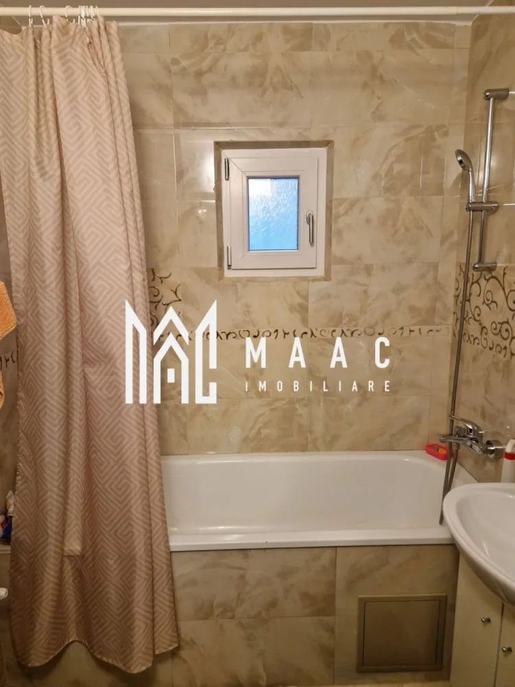 Apartament 3 camere central |Regina Maria| parter| spatiu comercial | - MAAC Imobiliare vă propune spre vânzare un apartament cu poziționare ultracentrală, situat pe strada Strada Regina Maria, în Râmnicu Vâlcea, ideal atât pentru locuință, cât și pentru activități comerciale sau profesii liberale.

Proprietatea este amplasată la parter și are o suprafață de 65 mp, fiind complet mobilată și utilată. Un mare avantaj îl reprezintă spațiul comercial și firma existenta, cu scară exterioară pentru acces separat – un beneficiu esențial pentru desfășurarea activităților profesionale.

🔹 Compartimentare:
✔ 3 camere spațioase
✔ 2 băi
✔ 2 balcoane

🔹 Dotări și finisaje:
✔ Geamuri tripan
✔ Centrală termică în condensare Viessmann
✔ Aer condiționat
✔ Gresie și faianță moderne
✔ Parchet 12 mm grosime
✔ Instalație pe cupru

Datorită poziției centrale și accesului facil, proprietatea este pretabilă pentru cabinete stomatologice, birou de avocatură, notariat, saloane de înfrumusețare sau alte activități comerciale, oferind vizibilitate și accesibilitate excelentă.

O oportunitate rară într-o zonă premium a orașului!

Pentru mai multe detalii și programarea unei vizionări, echipa MAAC Imobiliare vă stă la dispoziție.
CP2947219