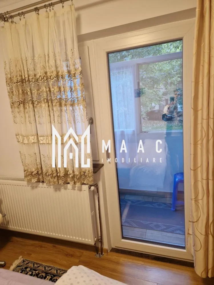 Apartament 3 camere central |Regina Maria| parter| spatiu comercial | - MAAC Imobiliare vă propune spre vânzare un apartament cu poziționare ultracentrală, situat pe strada Strada Regina Maria, în Râmnicu Vâlcea, ideal atât pentru locuință, cât și pentru activități comerciale sau profesii liberale.

Proprietatea este amplasată la parter și are o suprafață de 65 mp, fiind complet mobilată și utilată. Un mare avantaj îl reprezintă spațiul comercial și firma existenta, cu scară exterioară pentru acces separat – un beneficiu esențial pentru desfășurarea activităților profesionale.

🔹 Compartimentare:
✔ 3 camere spațioase
✔ 2 băi
✔ 2 balcoane

🔹 Dotări și finisaje:
✔ Geamuri tripan
✔ Centrală termică în condensare Viessmann
✔ Aer condiționat
✔ Gresie și faianță moderne
✔ Parchet 12 mm grosime
✔ Instalație pe cupru

Datorită poziției centrale și accesului facil, proprietatea este pretabilă pentru cabinete stomatologice, birou de avocatură, notariat, saloane de înfrumusețare sau alte activități comerciale, oferind vizibilitate și accesibilitate excelentă.

O oportunitate rară într-o zonă premium a orașului!

Pentru mai multe detalii și programarea unei vizionări, echipa MAAC Imobiliare vă stă la dispoziție.
CP2947219