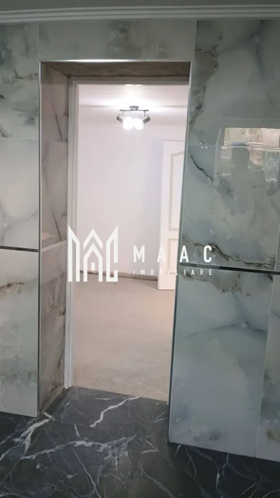 Casa de vanzare | Morilor | garaj | - MAAC Imobiliare vă propune spre vânzare o casă cochetă, situată pe Strada Morilor, în Râmnicu Vâlcea, la doar 10 minute de mers pe jos de fostul Mall din zonă.

Proprietatea are o suprafață utilă de 59 mp și este amplasată pe un teren de 163 mp, fiind ideală pentru cei care își doresc o locuință ușor de întreținut, aproape de toate facilitățile orașului.

🔹 Caracteristici principale:

✔ Garaj cu poartă acționată prin telecomandă
✔ Beci
✔ Parcare exterioară betonată, cu spațiu de depozitare dedesubt
✔ Terasă betonată în spatele casei – ideală pentru relaxare

🔹 Dotări și finisaje:

✔ Gresie și faianță moderne
✔ Șemineu – pentru un ambient cald și primitor
✔ Centrală termică nouă Immergas în condensare
✔ Geamuri termopan cu glafuri din granit
✔ Calorifere noi
✔ Anvelopată exterior și finisată cu tencuială decorativă structurată

Casa este bine întreținută, practică și pregătită pentru mutare imediată. Reprezintă o oportunitate excelentă atât pentru locuință personală, cât și pentru investiție.

O proprietate care merită văzută!

Pentru mai multe informații și programarea unei vizionări, echipa MAAC Imobiliare vă stă la dispoziție.
CP2947227