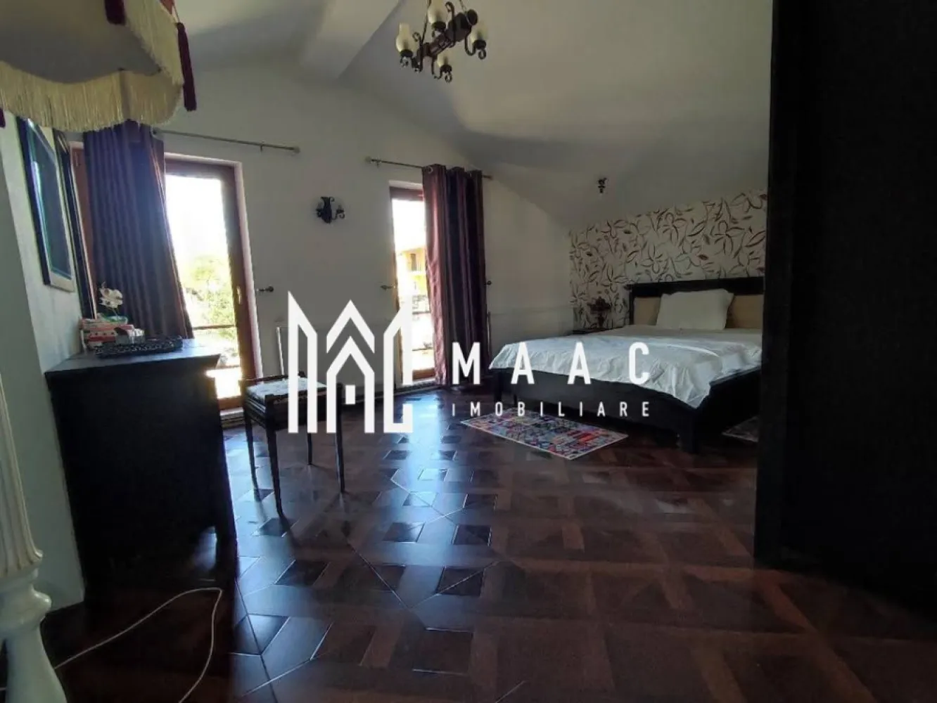 Casa de vanzare Budesti | Golesti| 380mp - MAAC Imobiliare vă propune spre vânzare o casă cochetă și bine construită, situată între Budești și Golești, la doar 7 km de Râmnicu Vâlcea, într-o zonă liniștită, cu priveliște frumoasă spre pădure.

Proprietatea este ideală pentru cei care își doresc confort, intimitate și acces rapid către oraș, fiind amplasată pe un teren de 380 mp, cu deschidere stradală de 13 ml și gard din fier forjat plin, ce oferă siguranță și un aspect elegant.

Construită în anul 2014, casa este dispusă pe parter și mansardă locuibilă, fiind realizată cu materiale de calitate superioară, pentru uz propriu, nu pentru vânzare – un detaliu care face diferența în ceea ce privește durabilitatea și atenția la execuție.

🔹 Compartimentare:

Parter:
✔ Living primitor
✔ Bucătărie cu ieșire directă în grădină
✔ Baie
✔ Cameră tehnică
✔ Scară interioară
✔ Beci
✔ Magazie foarte spațioasă

Mansardă:
✔ 2 dormitoare
✔ Dormitor matrimonial cu baie proprie și balcon generos
✔ Al doilea dormitor cu terasă foarte spațioasă

🔹 Detalii tehnice:
✔ Construcție din cărămidă
✔ Izolație exterioară cu polistiren
✔ Geamuri tripan
✔ Instalație pe cupru
✔ Centrală termică pe lemne
✔ Posibilitate montare rezervor GPL pentru centrală pe gaz (la cerere)

🔹 Utilități:
✔ Apă de la rețea + fântână proprie
✔ Curent electric
✔ Canalizare

Această proprietate este ușor de întreținut și reprezintă alegerea ideală pentru o familie care își dorește liniște, aer curat și o locuință solidă, aproape de oraș.

Pentru mai multe informații și programarea unei vizionări, echipa MAAC Imobiliare vă stă la dispoziție!
CP2947191