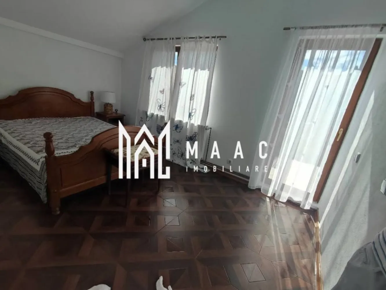 Casa de vanzare Budesti | Golesti| 380mp - MAAC Imobiliare vă propune spre vânzare o casă cochetă și bine construită, situată între Budești și Golești, la doar 7 km de Râmnicu Vâlcea, într-o zonă liniștită, cu priveliște frumoasă spre pădure.

Proprietatea este ideală pentru cei care își doresc confort, intimitate și acces rapid către oraș, fiind amplasată pe un teren de 380 mp, cu deschidere stradală de 13 ml și gard din fier forjat plin, ce oferă siguranță și un aspect elegant.

Construită în anul 2014, casa este dispusă pe parter și mansardă locuibilă, fiind realizată cu materiale de calitate superioară, pentru uz propriu, nu pentru vânzare – un detaliu care face diferența în ceea ce privește durabilitatea și atenția la execuție.

🔹 Compartimentare:

Parter:
✔ Living primitor
✔ Bucătărie cu ieșire directă în grădină
✔ Baie
✔ Cameră tehnică
✔ Scară interioară
✔ Beci
✔ Magazie foarte spațioasă

Mansardă:
✔ 2 dormitoare
✔ Dormitor matrimonial cu baie proprie și balcon generos
✔ Al doilea dormitor cu terasă foarte spațioasă

🔹 Detalii tehnice:
✔ Construcție din cărămidă
✔ Izolație exterioară cu polistiren
✔ Geamuri tripan
✔ Instalație pe cupru
✔ Centrală termică pe lemne
✔ Posibilitate montare rezervor GPL pentru centrală pe gaz (la cerere)

🔹 Utilități:
✔ Apă de la rețea + fântână proprie
✔ Curent electric
✔ Canalizare

Această proprietate este ușor de întreținut și reprezintă alegerea ideală pentru o familie care își dorește liniște, aer curat și o locuință solidă, aproape de oraș.

Pentru mai multe informații și programarea unei vizionări, echipa MAAC Imobiliare vă stă la dispoziție!
CP2947191