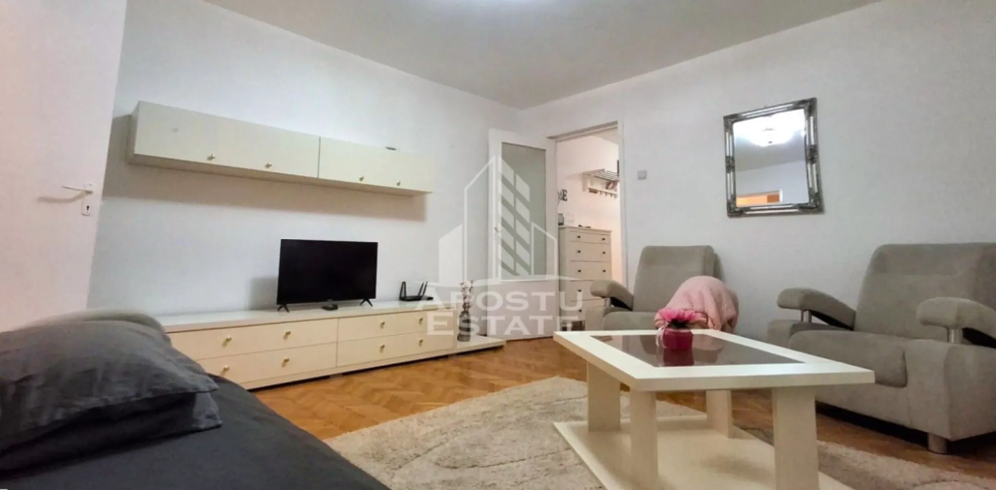 Apartament 2 camere Cal.Romanilor.Din 01.08 - Apostu Estate va propune spre inchiriere un apartament cu 2 camere semidecomandat in zona Calea Romanilor.
Apartamentul are o suprafata utila de 60 mp utili si se afla la parter.
Confortul termic se realizeaza prin centrala proprie pe gaz sistem de incalzire prin calorifere.
Compartimentare:
-hol
-bucatarie
-sufragerie
-hol
-baie
-dormitor

Vecinitati:
-institutii bancare
-supermarket
-mijloace de transport
-scoli

Apartamentul se afla intr-o zona buna cu acces facil la mijloacele de transport in comun.
Toate camerele sunt complet utilate si mobilate astfel incat veti gasi tot ce aveti nevoie pentru o viata comoda si placuta.
Pentru mai multe detalii nu ezitati sa ne contactati!
Va astept cu drag la vizionare!

 ID: CP1900078