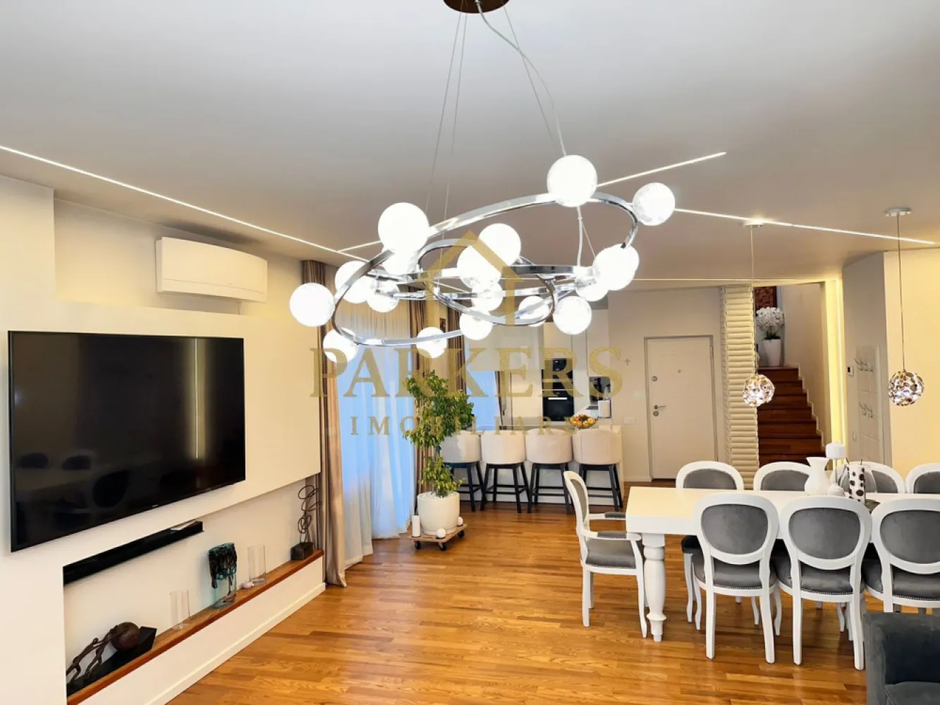 Penthouse exclusivist 180mp, terase 250mp, zona Buna Ziua - Parkers Imobiliare vă propune spre vânzare un penthouse impresionant, dispus pe două niveluri, cu o suprafață utilă de 180 mp și terase spectaculoase de 250 mp, conceput pentru un stil de viață rafinat, cu accent pe spațiu, intimitate și confort.

Caracteristici principale:
- Suprafață utilă: 180 mp
- Dispunere pe două niveluri
- Terase panoramice în suprafață totală de 250 mp
- Acces privat direct din lift în apartament
- Două locuri de parcare subterane

Compartimentare:
- Nivel principal:
- Living generos, cu zonă de dining
- Bucătărie open-space, complet utilată, cu electrocasnice de ultimă generație
- 4 camere spațioase
- 3 băi complet echipate
- Cameră tehnică
- Cameră de relaxare / hobby

Finisaje și dotări:
- Mobilier premium
- Finisaje de înaltă calitate
- Suprafețe vitrate ample, lumină naturală abundentă
- Design interior elegant, atent detaliat

Terase:
- Spațiu generos pentru zonă lounge și dining exterior
- Posibilitate amenajare zonă grătar sau jacuzzi
- Vedere panoramică asupra orașului
- Intimitate și deschidere amplă

Această proprietate reprezintă o combinație rară între eleganță, funcționalitate și exclusivitate, fiind ideală pentru cei care își doresc o locuință reprezentativă, într-un cadru urban premium.