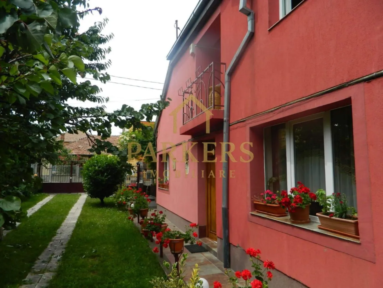 Duplex 329mp utili, teren 435mp, 10 camere, zona centrală - Parkers Imobiliare vă propune spre vânzare o proprietate tip duplex, cu o suprafață utilă generoasă de 329 mp, amplasată pe un teren de 435 mp, ideală atât pentru rezidențial, cât și pentru investiție sau activități mixte.

Construit în anul 2006, din cărămidă, imobilul este finalizat și dispune de o structură solidă, însă necesită renovare interioară, oferind viitorului proprietar posibilitatea de personalizare completă.

Date tehnice:
- Suprafață utilă: 329 mp
- Suprafață construită desfășurată: 383 mp
- Amprentă la sol: 189 mp
- Suprafață teren: 435 mp
- Curte: 73 mp
- An construcție: 2006
- Regim de înălțime: P + 1
- 2 subsoluri
- Acoperiș din țiglă
- 2 locuri de parcare

Compartimentare:
- 10 camere
- 8 dormitoare
- 2 bucătării
- 4 băi
- 1 balcon
- 1 terasă
Proprietatea dispune de multiple posibilități de recompartimentare sau optimizare a spațiului.

Datorită suprafeței generoase și compartimentării, imobilul este potrivit pentru:
- locuință multifamilială
- sediu firmă
- clinică / afterschool / grădiniță
- investiție pentru închiriere

Această proprietate reprezintă o oportunitate solidă pentru cei care caută un imobil spațios, cu structură bună și potențial ridicat de valorificare.