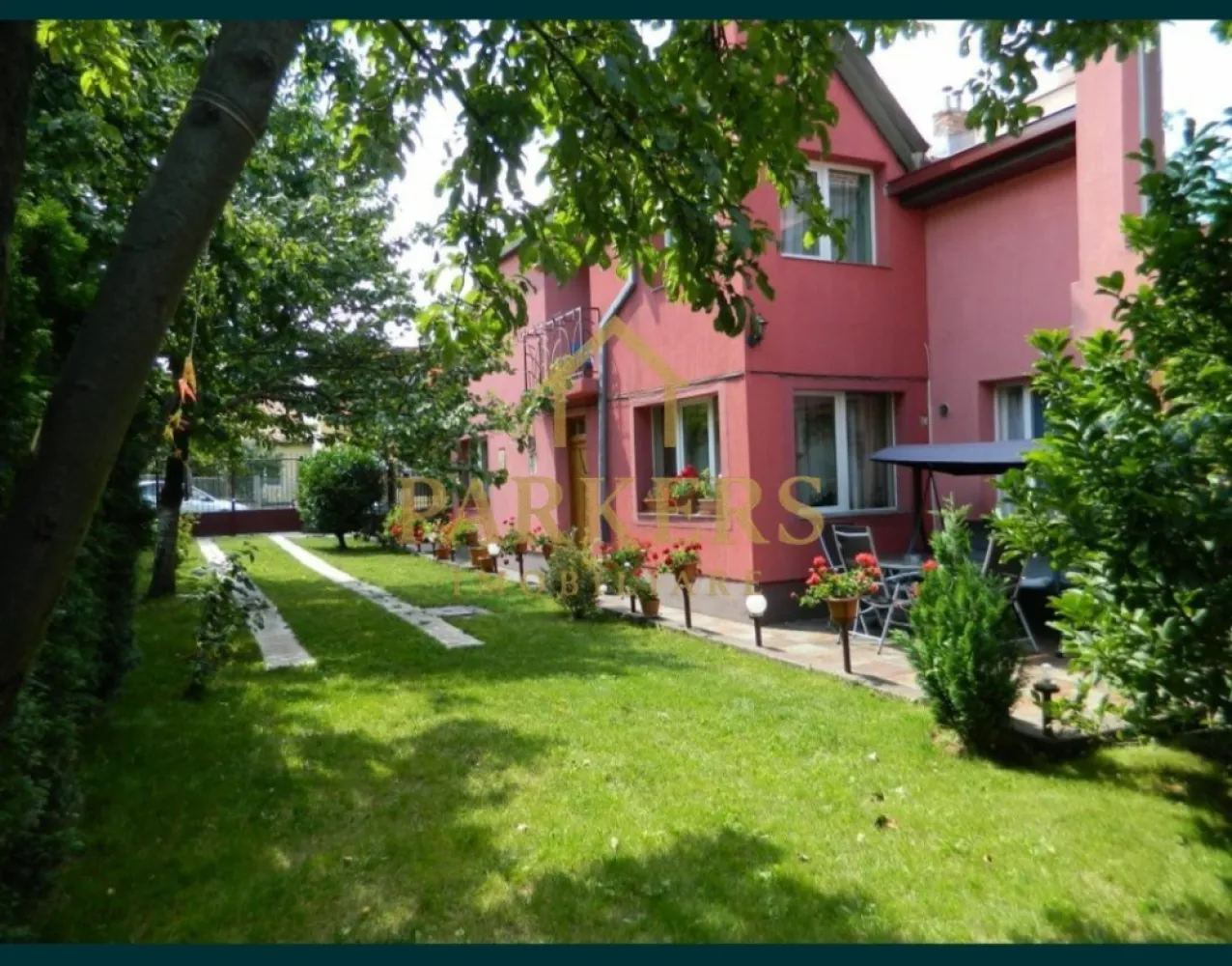 Duplex 329mp utili, teren 435mp, 10 camere, zona centrală - Parkers Imobiliare vă propune spre vânzare o proprietate tip duplex, cu o suprafață utilă generoasă de 329 mp, amplasată pe un teren de 435 mp, ideală atât pentru rezidențial, cât și pentru investiție sau activități mixte.

Construit în anul 2006, din cărămidă, imobilul este finalizat și dispune de o structură solidă, însă necesită renovare interioară, oferind viitorului proprietar posibilitatea de personalizare completă.

Date tehnice:
- Suprafață utilă: 329 mp
- Suprafață construită desfășurată: 383 mp
- Amprentă la sol: 189 mp
- Suprafață teren: 435 mp
- Curte: 73 mp
- An construcție: 2006
- Regim de înălțime: P + 1
- 2 subsoluri
- Acoperiș din țiglă
- 2 locuri de parcare

Compartimentare:
- 10 camere
- 8 dormitoare
- 2 bucătării
- 4 băi
- 1 balcon
- 1 terasă
Proprietatea dispune de multiple posibilități de recompartimentare sau optimizare a spațiului.

Datorită suprafeței generoase și compartimentării, imobilul este potrivit pentru:
- locuință multifamilială
- sediu firmă
- clinică / afterschool / grădiniță
- investiție pentru închiriere

Această proprietate reprezintă o oportunitate solidă pentru cei care caută un imobil spațios, cu structură bună și potențial ridicat de valorificare.