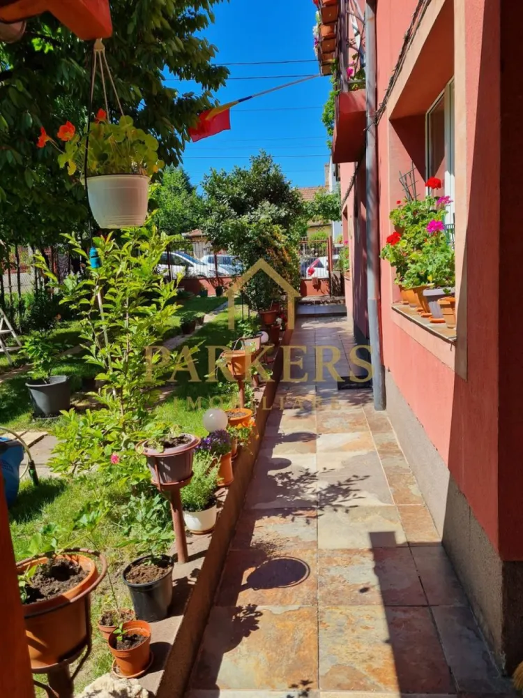 Duplex 329mp utili, teren 435mp, 10 camere, zona centrală - Parkers Imobiliare vă propune spre vânzare o proprietate tip duplex, cu o suprafață utilă generoasă de 329 mp, amplasată pe un teren de 435 mp, ideală atât pentru rezidențial, cât și pentru investiție sau activități mixte.

Construit în anul 2006, din cărămidă, imobilul este finalizat și dispune de o structură solidă, însă necesită renovare interioară, oferind viitorului proprietar posibilitatea de personalizare completă.

Date tehnice:
- Suprafață utilă: 329 mp
- Suprafață construită desfășurată: 383 mp
- Amprentă la sol: 189 mp
- Suprafață teren: 435 mp
- Curte: 73 mp
- An construcție: 2006
- Regim de înălțime: P + 1
- 2 subsoluri
- Acoperiș din țiglă
- 2 locuri de parcare

Compartimentare:
- 10 camere
- 8 dormitoare
- 2 bucătării
- 4 băi
- 1 balcon
- 1 terasă
Proprietatea dispune de multiple posibilități de recompartimentare sau optimizare a spațiului.

Datorită suprafeței generoase și compartimentării, imobilul este potrivit pentru:
- locuință multifamilială
- sediu firmă
- clinică / afterschool / grădiniță
- investiție pentru închiriere

Această proprietate reprezintă o oportunitate solidă pentru cei care caută un imobil spațios, cu structură bună și potențial ridicat de valorificare.