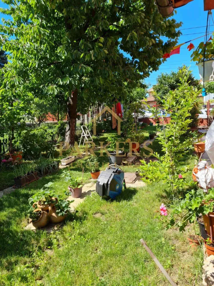 Duplex 329mp utili, teren 435mp, 10 camere, zona centrală - Parkers Imobiliare vă propune spre vânzare o proprietate tip duplex, cu o suprafață utilă generoasă de 329 mp, amplasată pe un teren de 435 mp, ideală atât pentru rezidențial, cât și pentru investiție sau activități mixte.

Construit în anul 2006, din cărămidă, imobilul este finalizat și dispune de o structură solidă, însă necesită renovare interioară, oferind viitorului proprietar posibilitatea de personalizare completă.

Date tehnice:
- Suprafață utilă: 329 mp
- Suprafață construită desfășurată: 383 mp
- Amprentă la sol: 189 mp
- Suprafață teren: 435 mp
- Curte: 73 mp
- An construcție: 2006
- Regim de înălțime: P + 1
- 2 subsoluri
- Acoperiș din țiglă
- 2 locuri de parcare

Compartimentare:
- 10 camere
- 8 dormitoare
- 2 bucătării
- 4 băi
- 1 balcon
- 1 terasă
Proprietatea dispune de multiple posibilități de recompartimentare sau optimizare a spațiului.

Datorită suprafeței generoase și compartimentării, imobilul este potrivit pentru:
- locuință multifamilială
- sediu firmă
- clinică / afterschool / grădiniță
- investiție pentru închiriere

Această proprietate reprezintă o oportunitate solidă pentru cei care caută un imobil spațios, cu structură bună și potențial ridicat de valorificare.